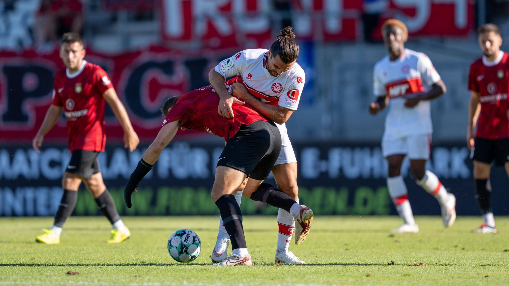 Fortuna Kölns David Al-Azzawe kämpft um den Ball. Für die Südstädter war es ein bitteres Wochenende.