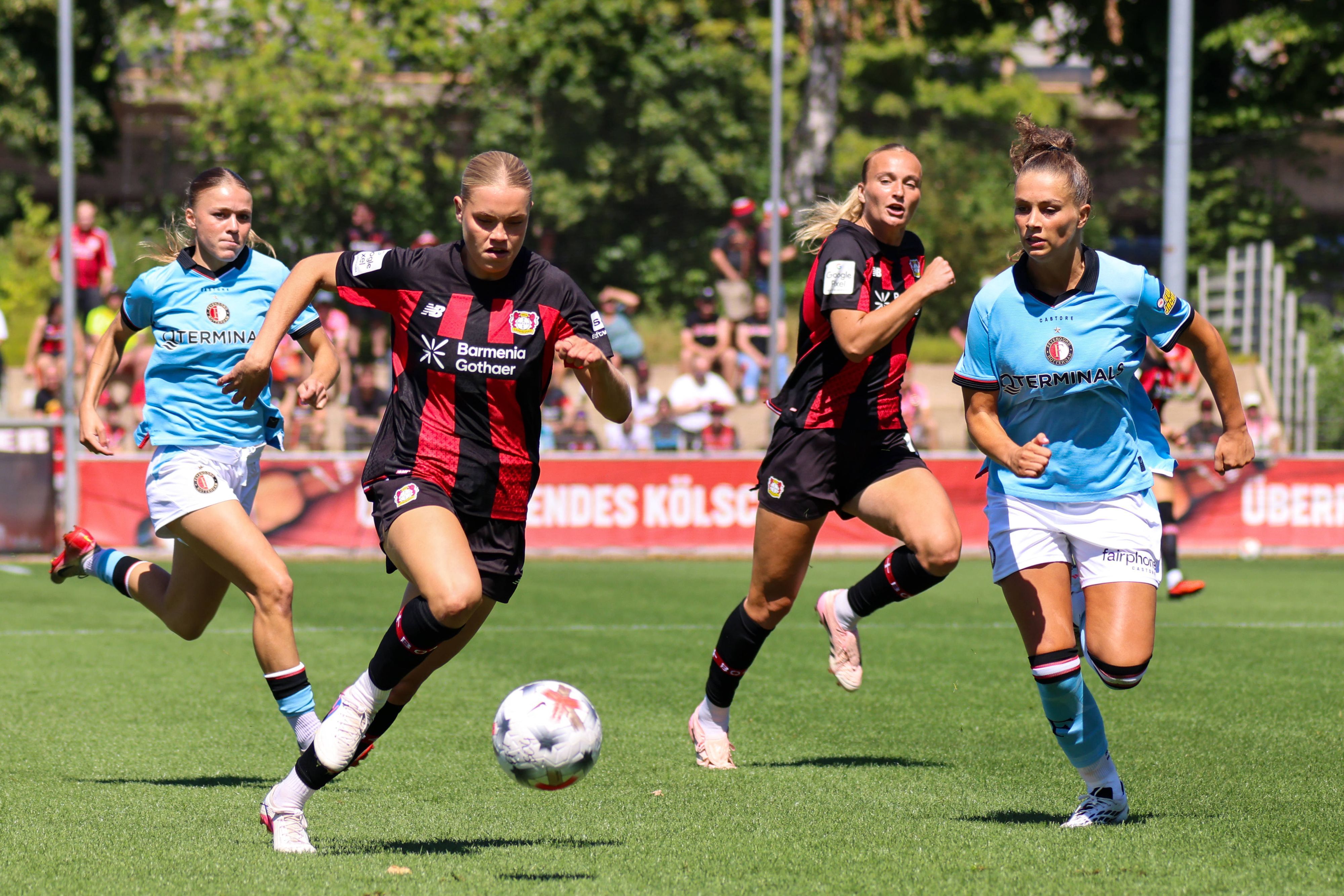 Leverkusen, Deutschland: 08.08.2026 - Saisoneröffnung / Testspiel - Bayer Leverkusen Frauen vs. Feyenoord Rotterdam Frauen Im Bild: v.li. Cornelia Kramer Leverkusen im Laufduell *** Leverkusen, Germany, August 8, 2026 Season Opener: Friendly MatchBayer Leverkusen Women vs. Feyenoord Rotterdam Women. Pictured, from left: Cornelia Kramer Leverkusen in a footrace. Copyright: HMBxMedia/MadeleinexFantini