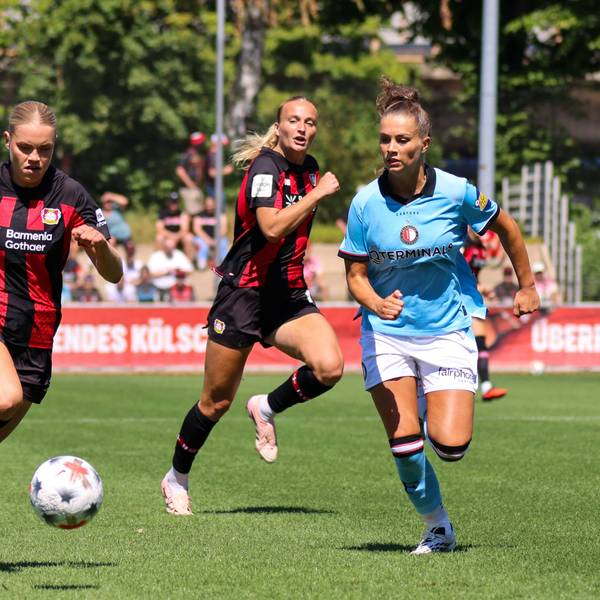 Leverkusen, Deutschland: 08.08.2026 - Saisoneröffnung / Testspiel - Bayer Leverkusen Frauen vs. Feyenoord Rotterdam Frauen Im Bild: v.li. Cornelia Kramer Leverkusen im Laufduell *** Leverkusen, Germany, August 8, 2026 Season Opener: Friendly MatchBayer Leverkusen Women vs. Feyenoord Rotterdam Women. Pictured, from left: Cornelia Kramer Leverkusen in a footrace. Copyright: HMBxMedia/MadeleinexFantini