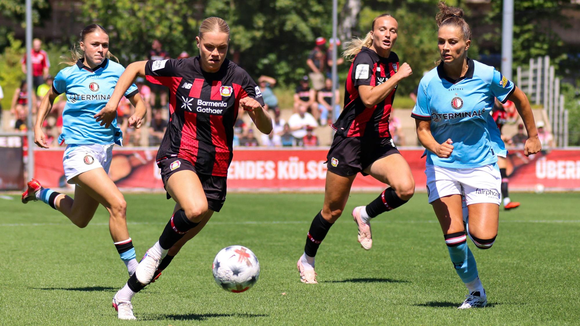 Leverkusen, Deutschland: 08.08.2026 - Saisoneröffnung / Testspiel - Bayer Leverkusen Frauen vs. Feyenoord Rotterdam Frauen Im Bild: v.li. Cornelia Kramer Leverkusen im Laufduell *** Leverkusen, Germany, August 8, 2026 Season Opener: Friendly MatchBayer Leverkusen Women vs. Feyenoord Rotterdam Women. Pictured, from left: Cornelia Kramer Leverkusen in a footrace. Copyright: HMBxMedia/MadeleinexFantini