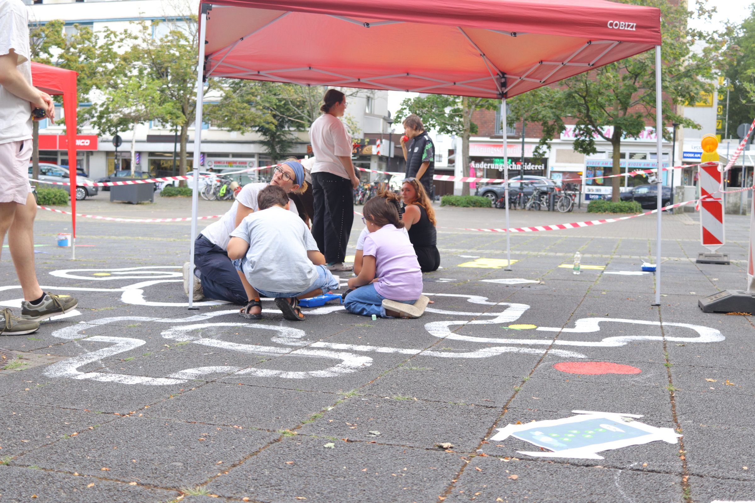 Auf dem Wiesdorfer Marktplatz entwickelten Kinder eigene Bodenspiele.