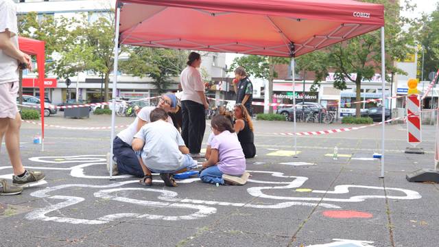 Auf dem Wiesdorfer Marktplatz entwickelten Kinder eigene Bodenspiele.