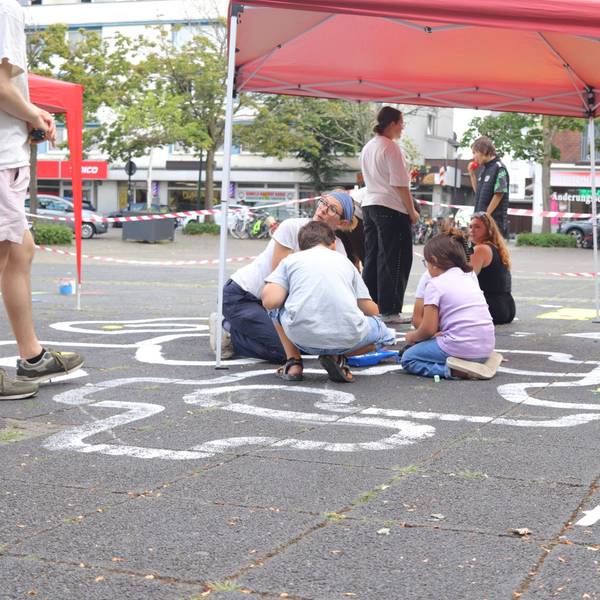 Auf dem Wiesdorfer Marktplatz entwickelten Kinder eigene Bodenspiele.
