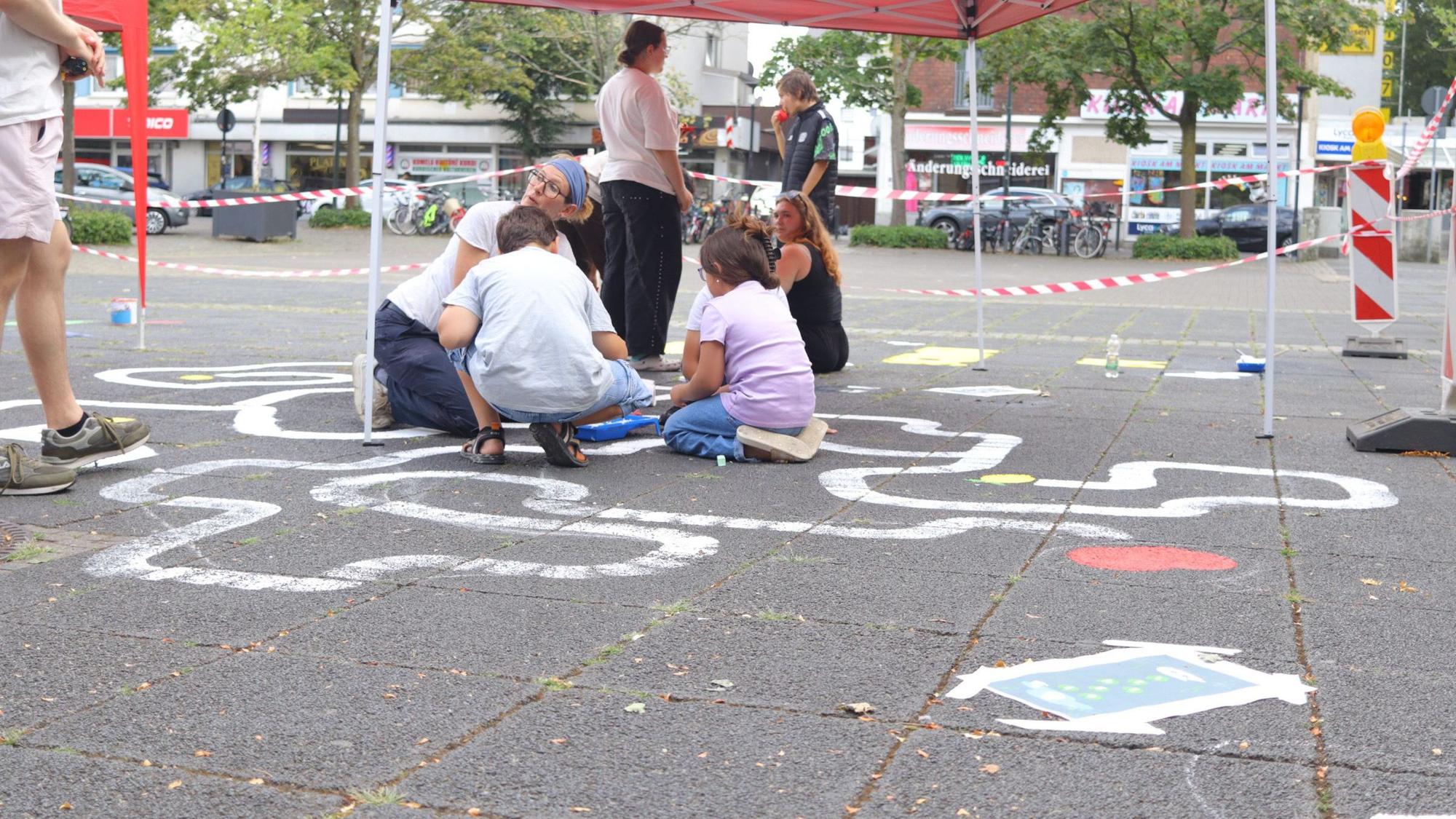 Auf dem Wiesdorfer Marktplatz entwickelten Kinder eigene Bodenspiele.
