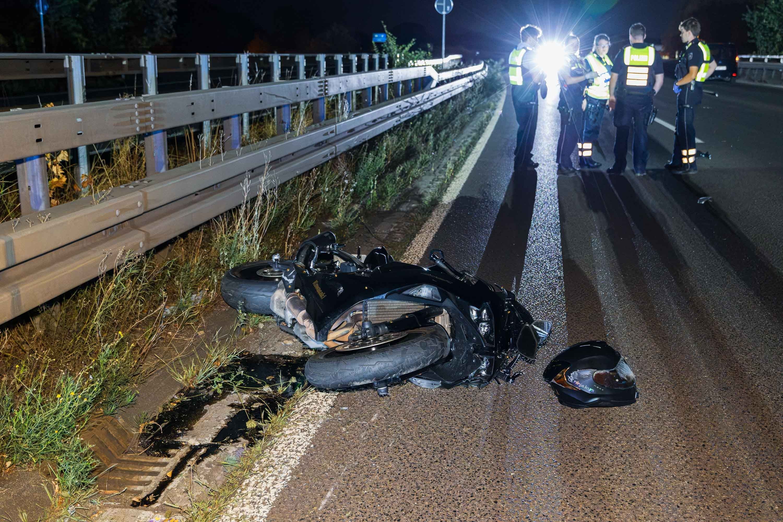 Bei einem schweren Verkehrsunfall auf der L124 in Köln sind in der Nacht zwei Menschen ums Leben gekommen.