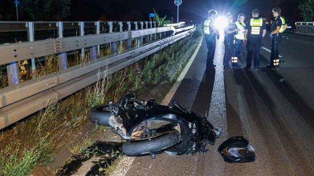 Bei einem schweren Verkehrsunfall auf der L124 in Köln sind in der Nacht zwei Menschen ums Leben gekommen.