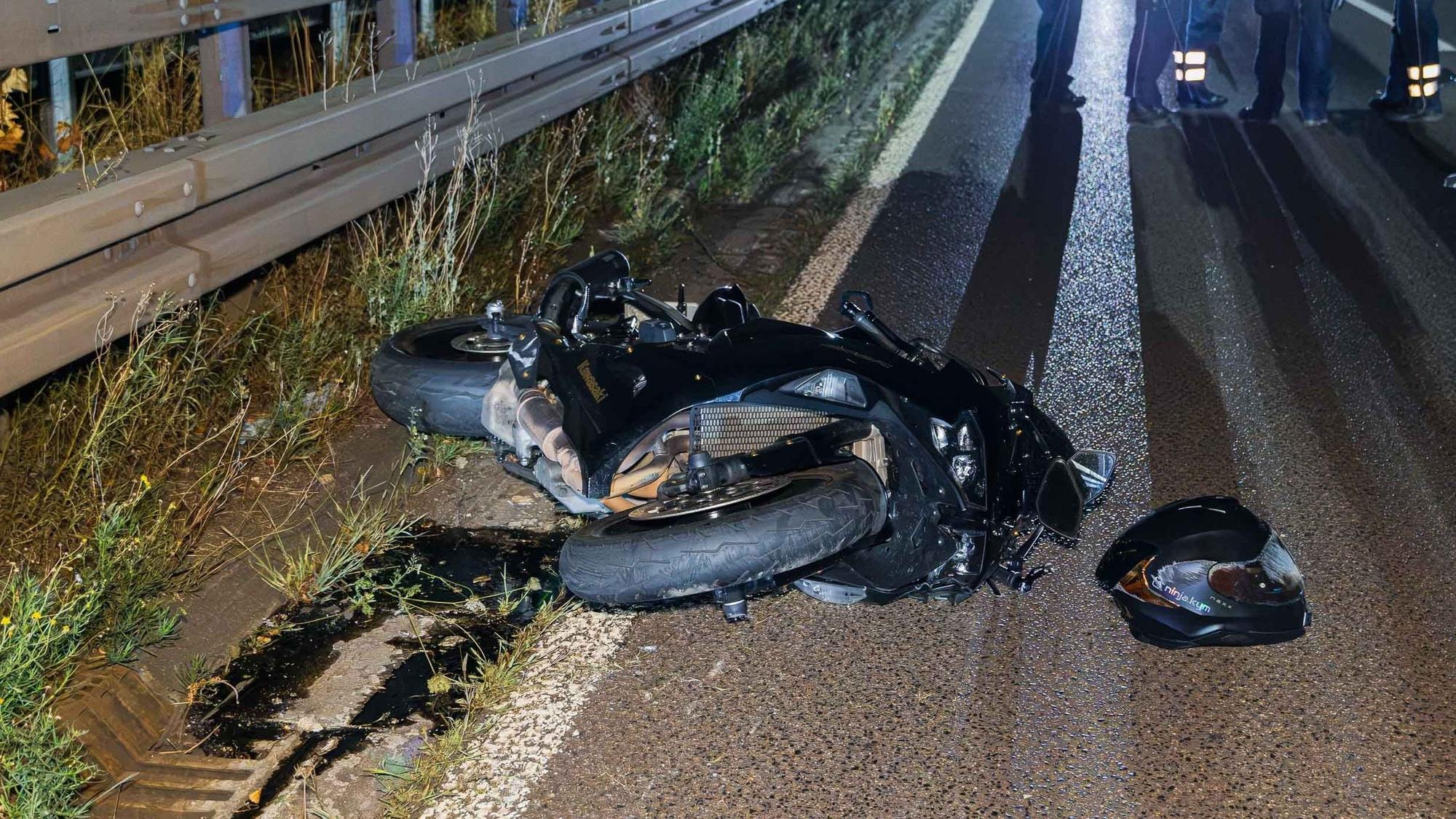 Bei einem schweren Verkehrsunfall auf der L124 in Köln sind in der Nacht zwei Menschen ums Leben gekommen.