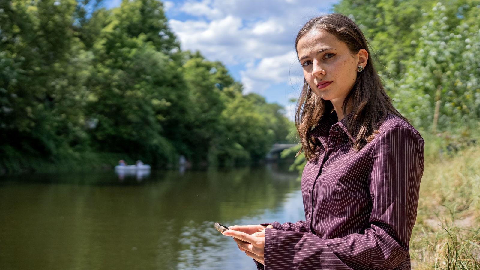 Theresia (23) wurde ein Opfer digitaler Gewalt. (Bild: ZDF/Felix Korfmann)