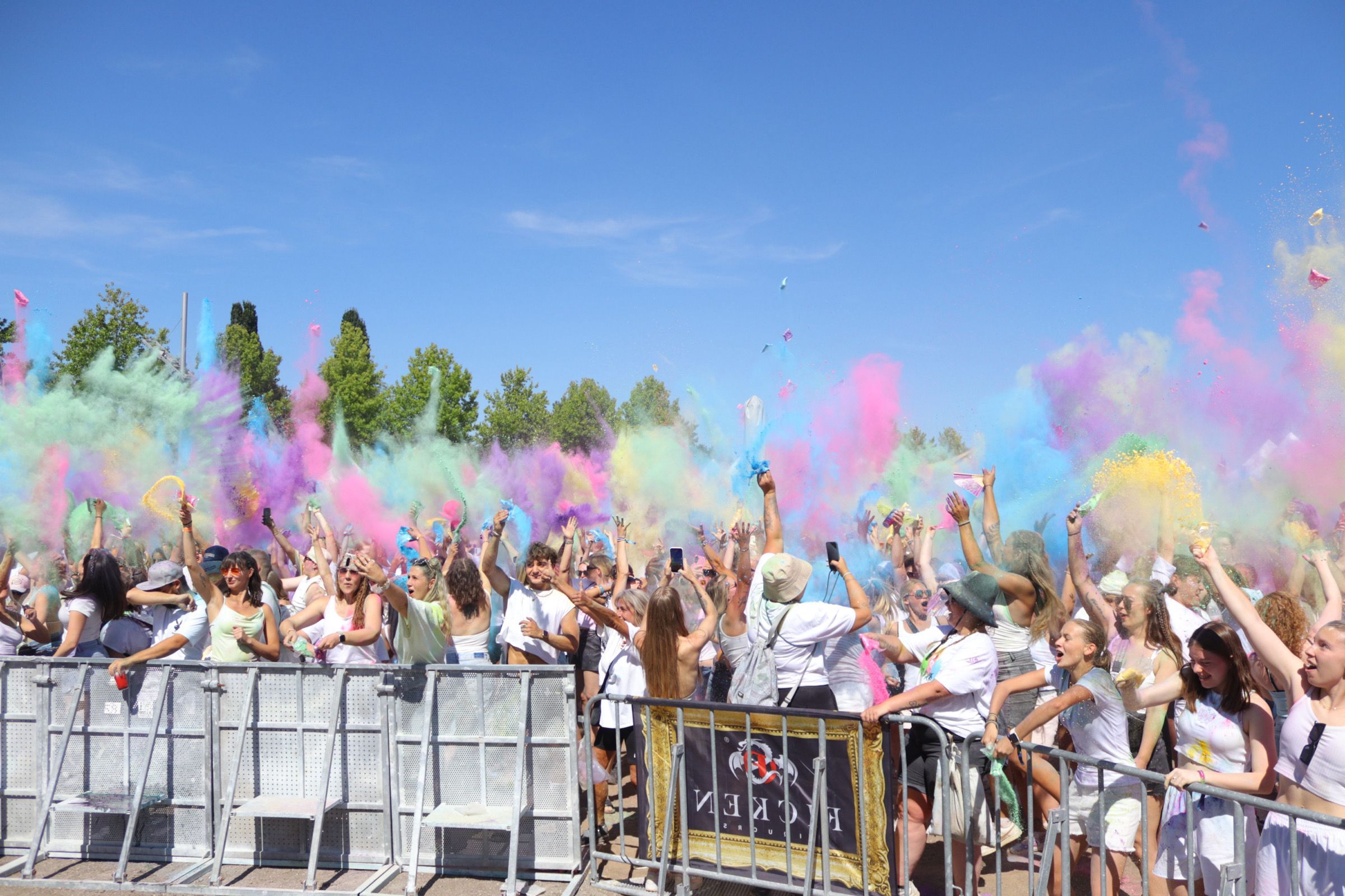 Beim Holi-Festival feierten die Menschen Gemeinschaft und natürlich die Farben.