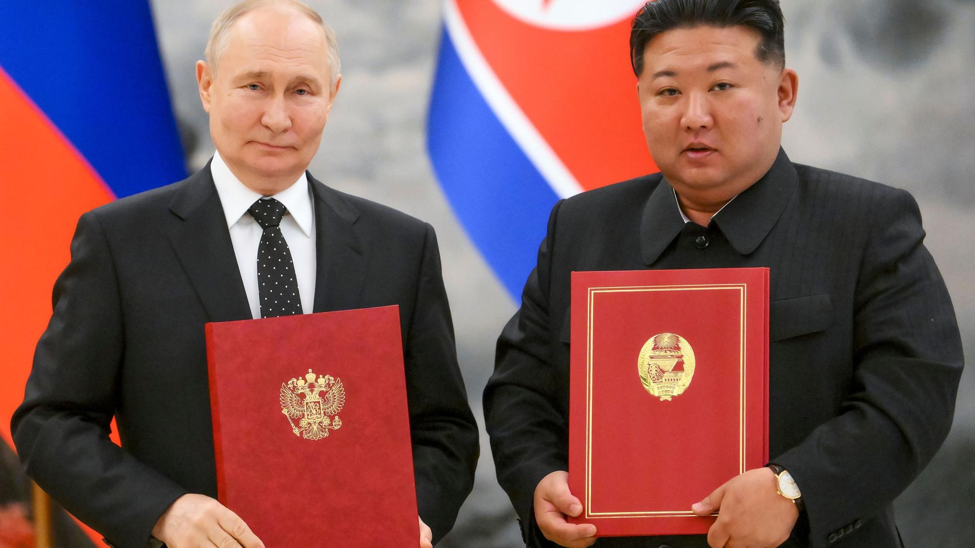 Der russische Präsident Wladimir Putin (l.) und der nordkoreanische Staatschef Kim Jong Un posieren für ein Foto. (Archivbild)
