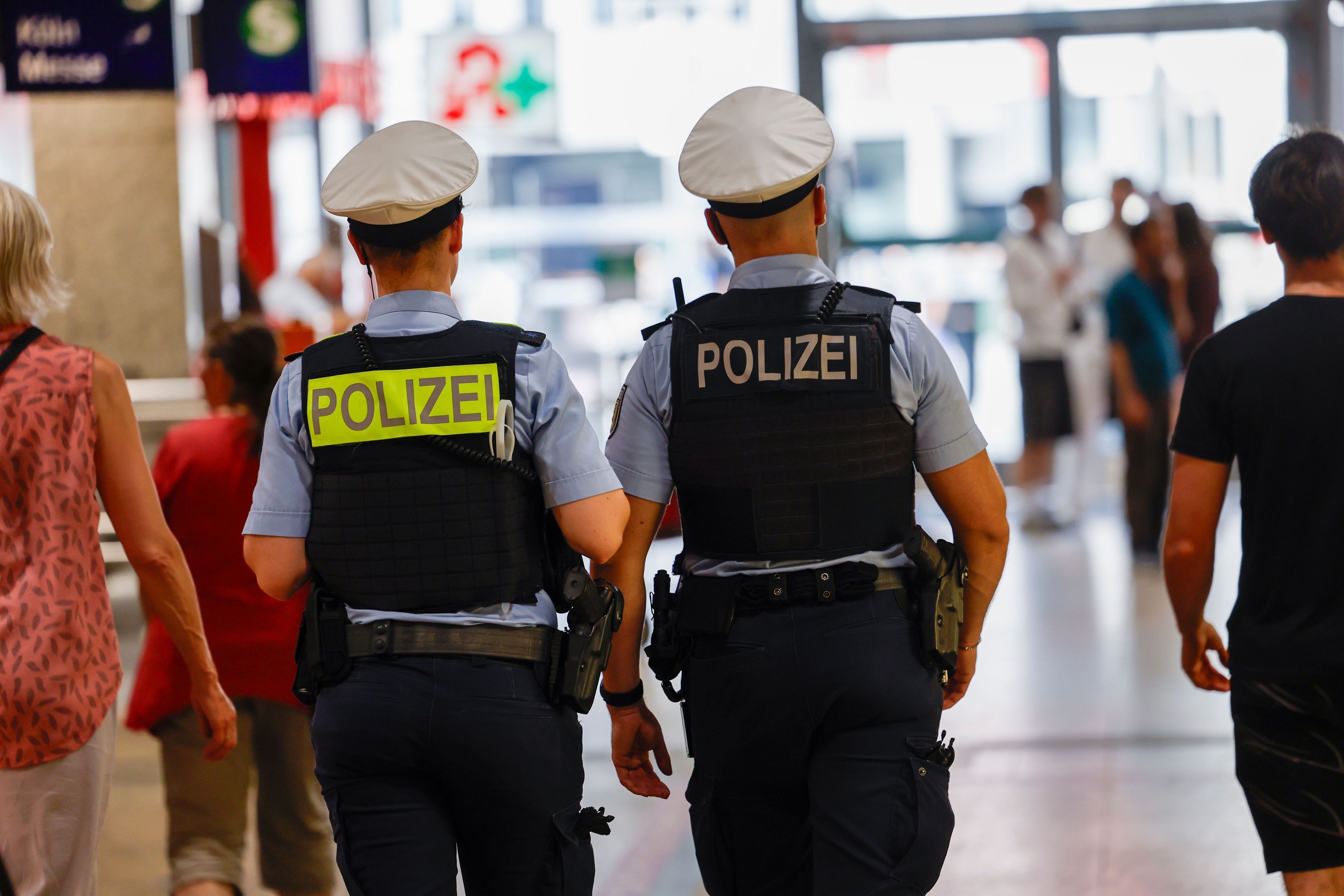 Beamte der Bundespolizei bestreifen den Kölner Hauptbahnhof.