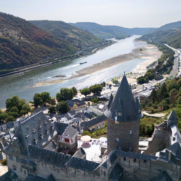 Blick auf Burg Stahleck. Im Hintergrund sieht man den Grund des Flusses.