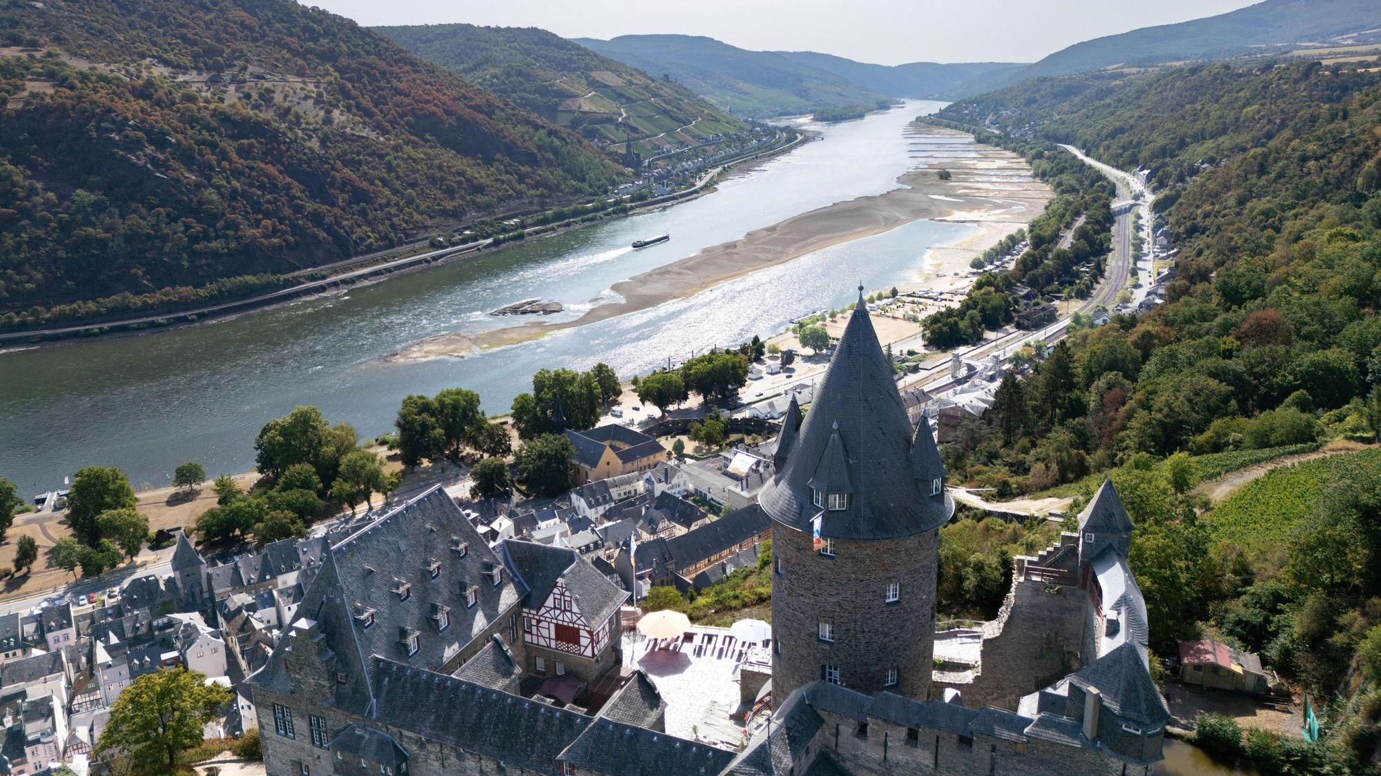 Blick auf Burg Stahleck. Im Hintergrund sieht man den Grund des Flusses.