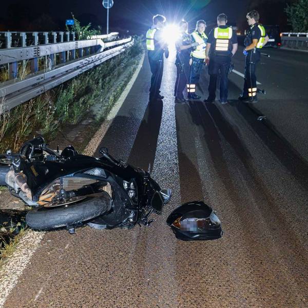 Bei einem schweren Verkehrsunfall auf der L124 in Köln sind in der Nacht zwei Menschen ums Leben gekommen.