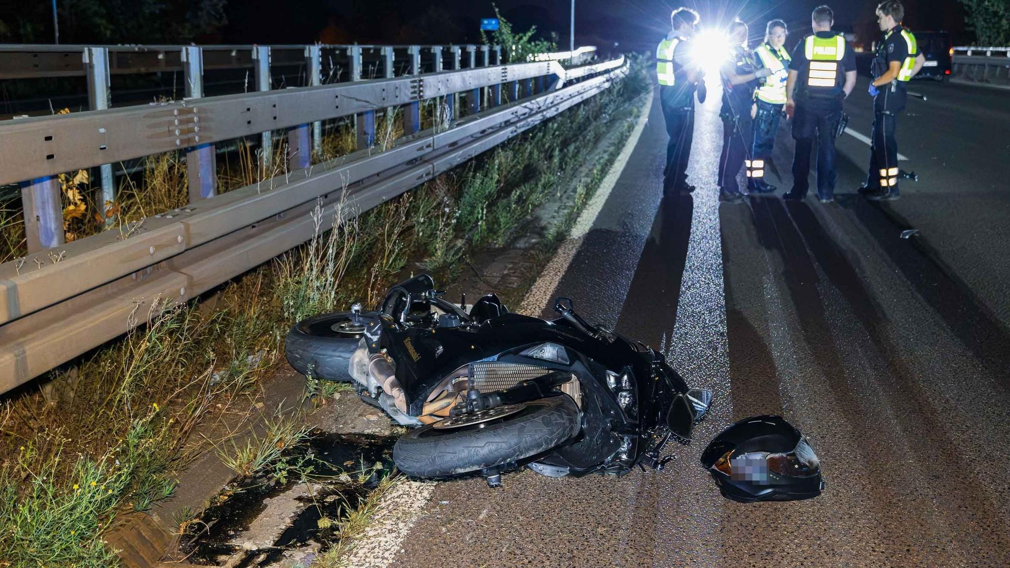 Bei einem schweren Verkehrsunfall auf der L124 in Köln sind in der Nacht zwei Menschen ums Leben gekommen.