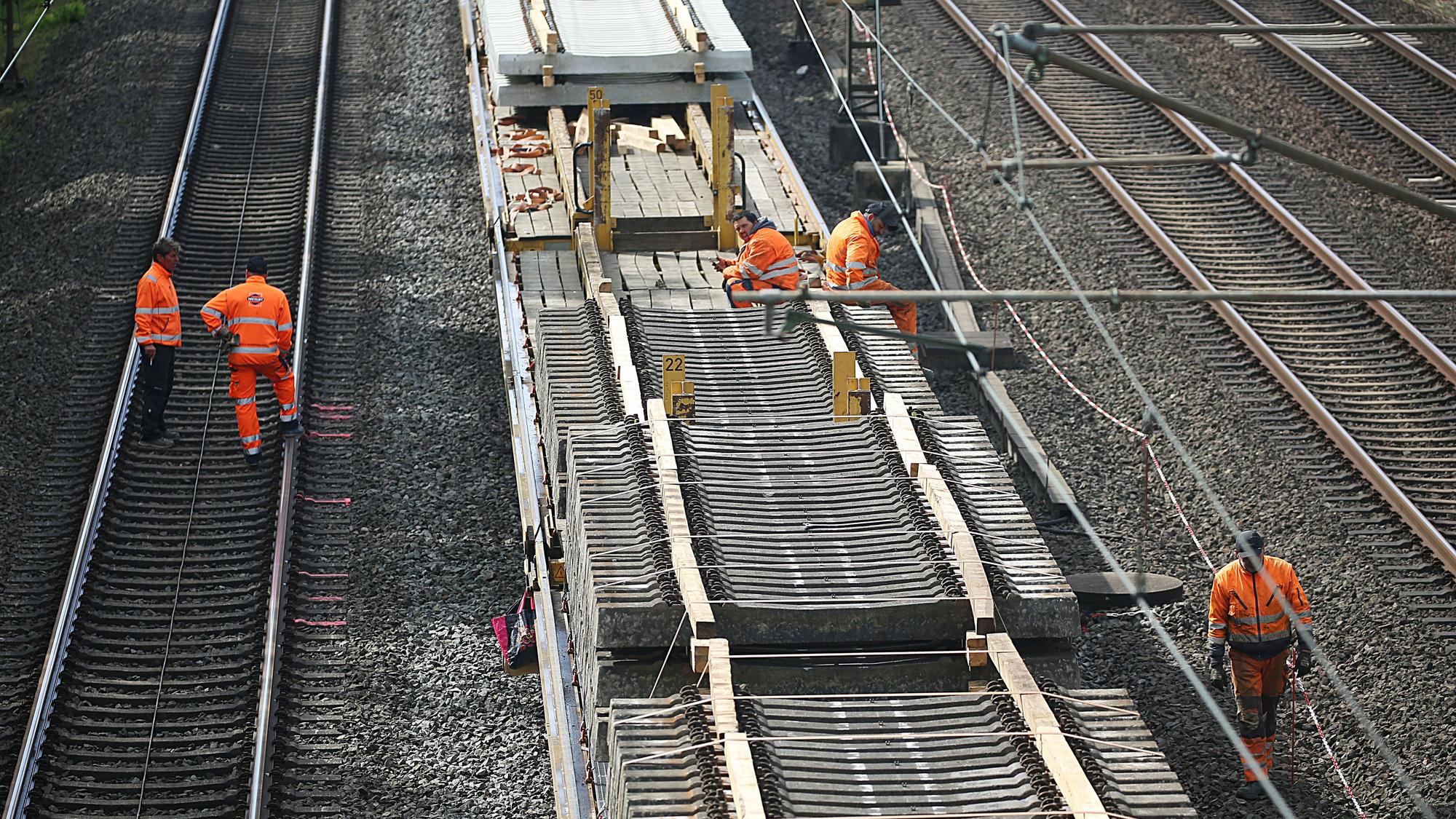 Zwischen Köln-Mülheim und Düsseldorf werden ab 21. August bis 4. September bei der Vollsperrung auch knapp acht Kilometer Gleise erneuert.