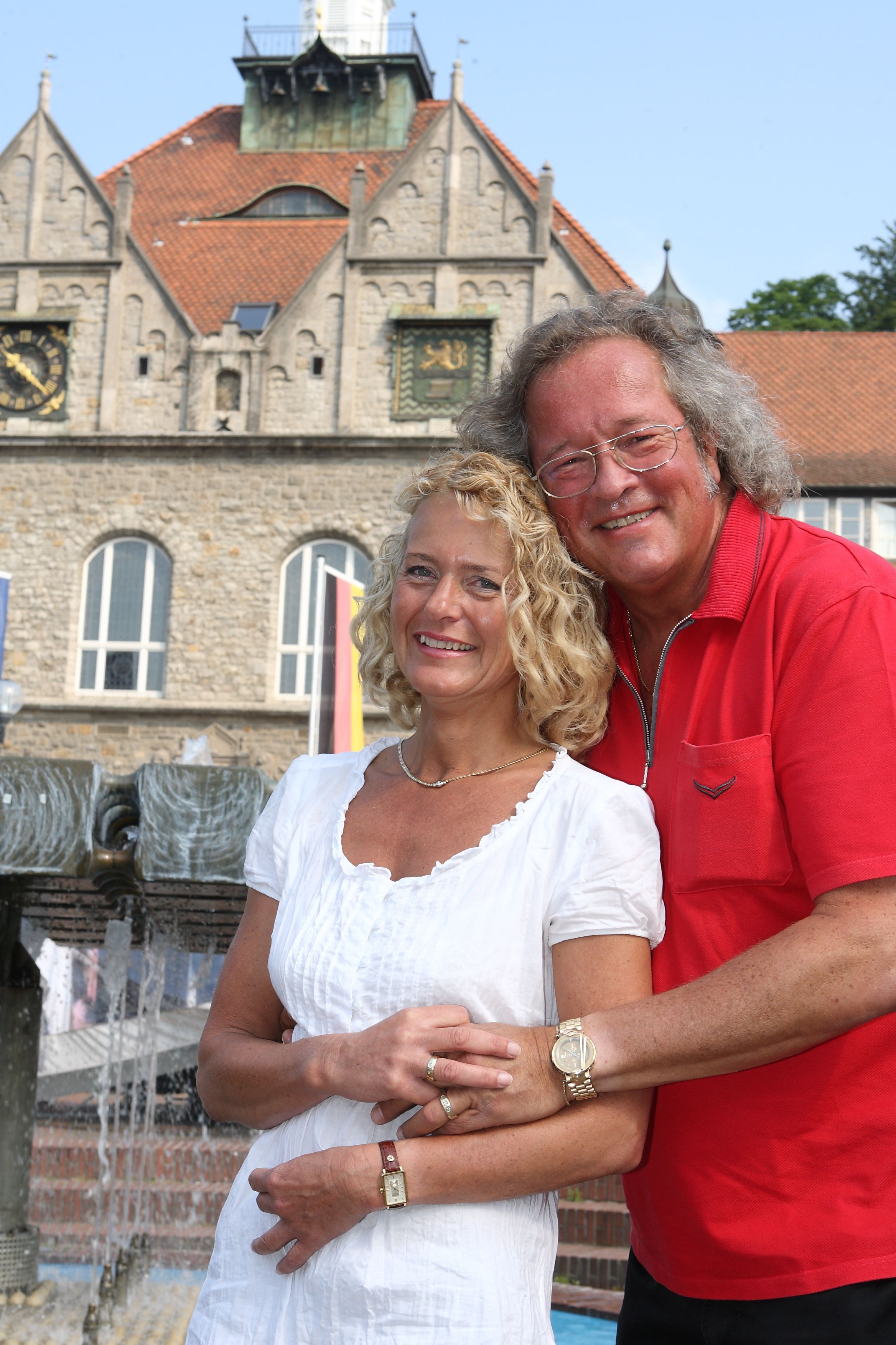 Ute Unrau und Burkhardt Unrau stehen auf dem Gladbacher Konrad-Adenauer-Platz.