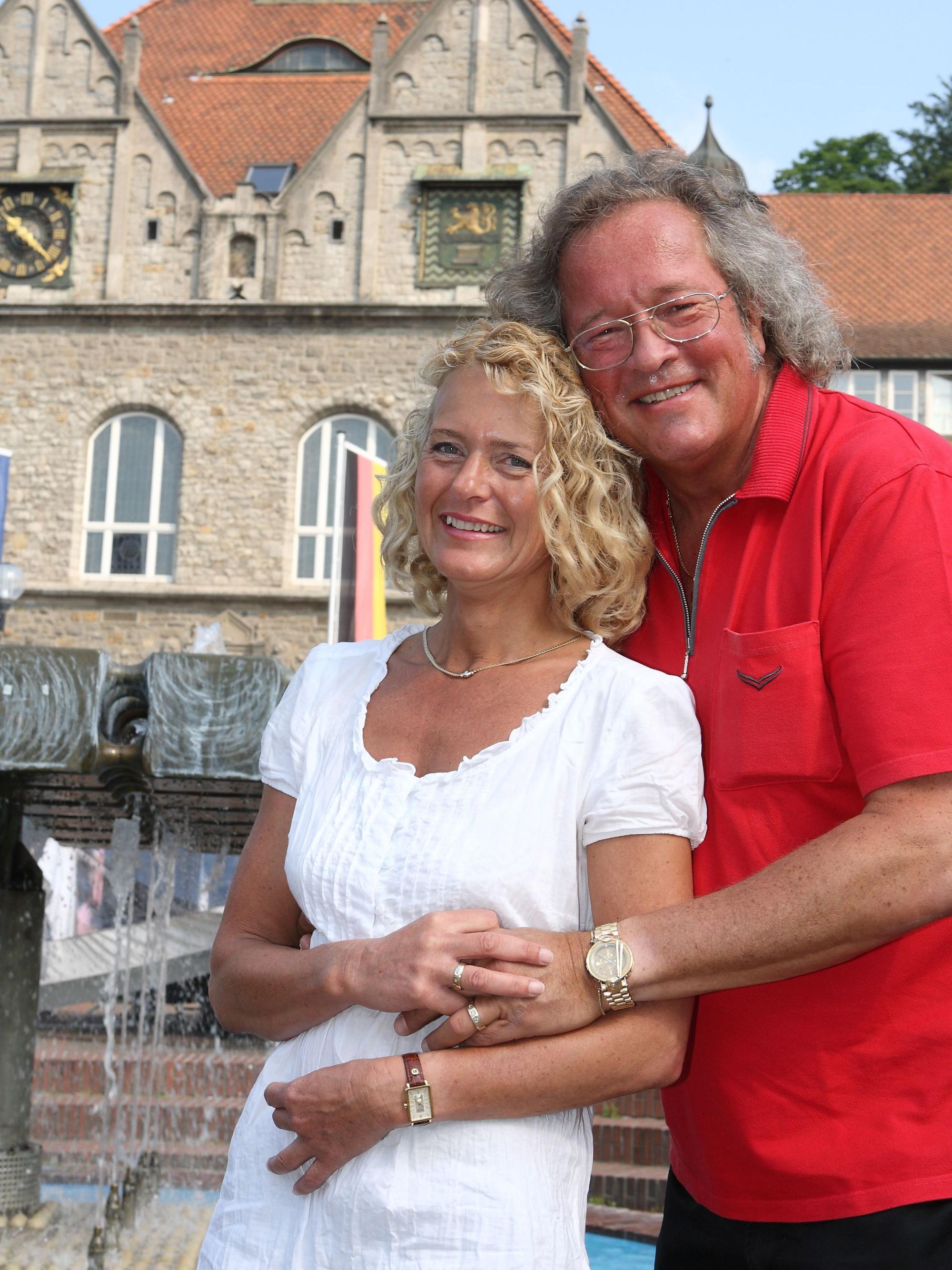 Ute Unrau und Burkhardt Unrau stehen auf dem Gladbacher Konrad-Adenauer-Platz.