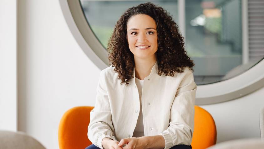 Maral Bazargani moderiert für das ZDF ab Dienstag, 11. August, die Leichtathletik-EM, die dieses Jahr im englischen Birmingham stattfindet. (Bild: ZDF/NOI CREW)