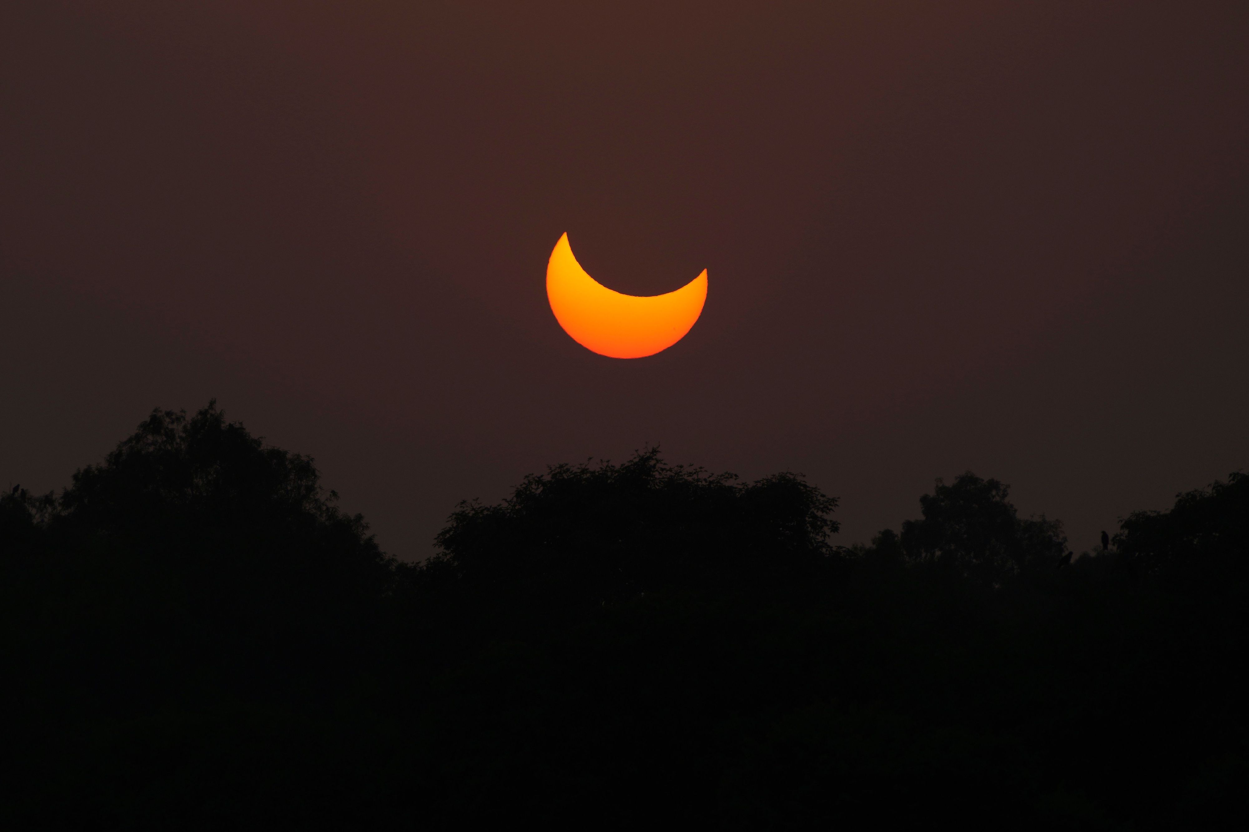 Eine partielle Sonnenfinsternis, aufgenommen im Jahr 2022 über Lahore in Pakistan.