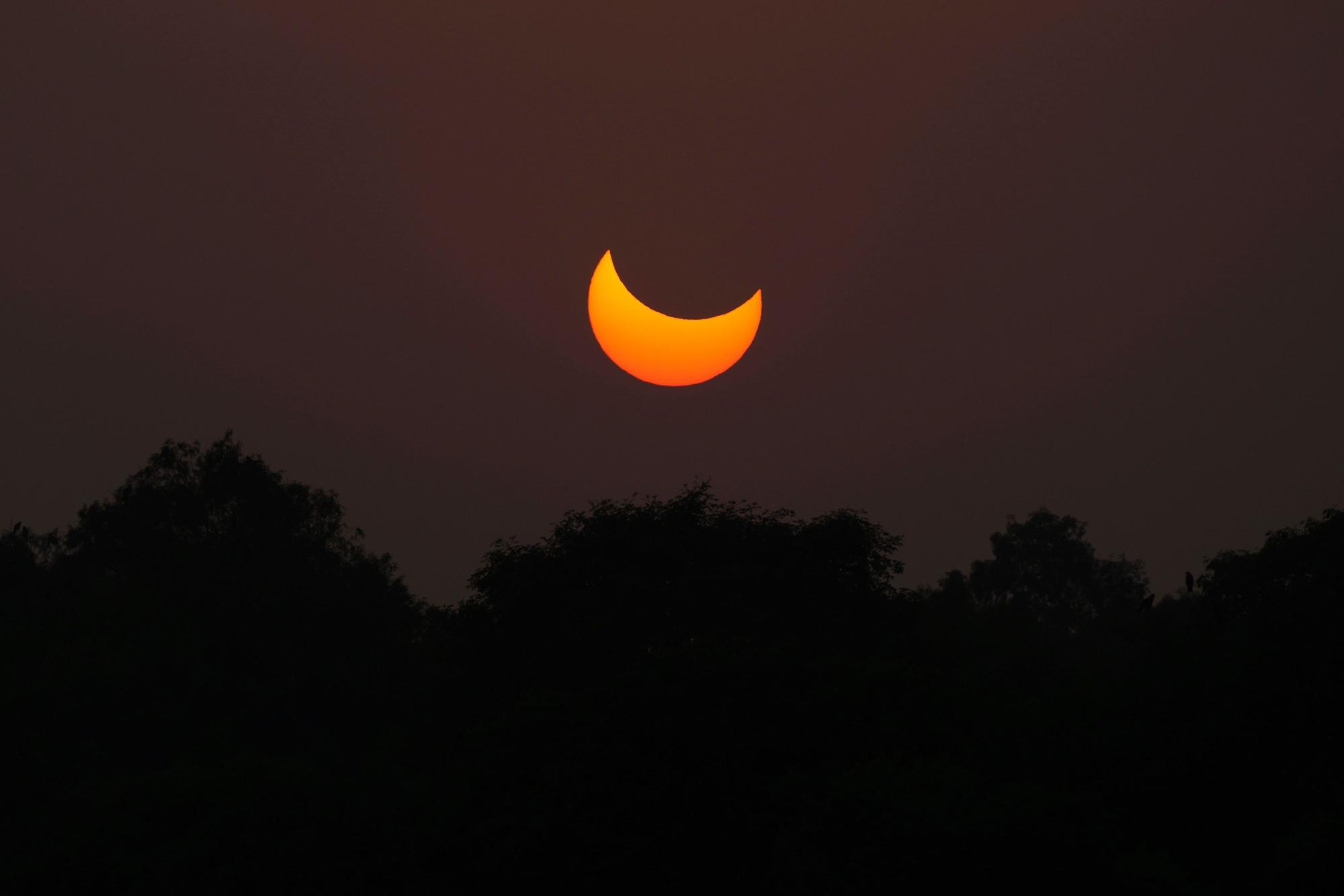 Eine partielle Sonnenfinsternis, aufgenommen im Jahr 2022 über Lahore in Pakistan.