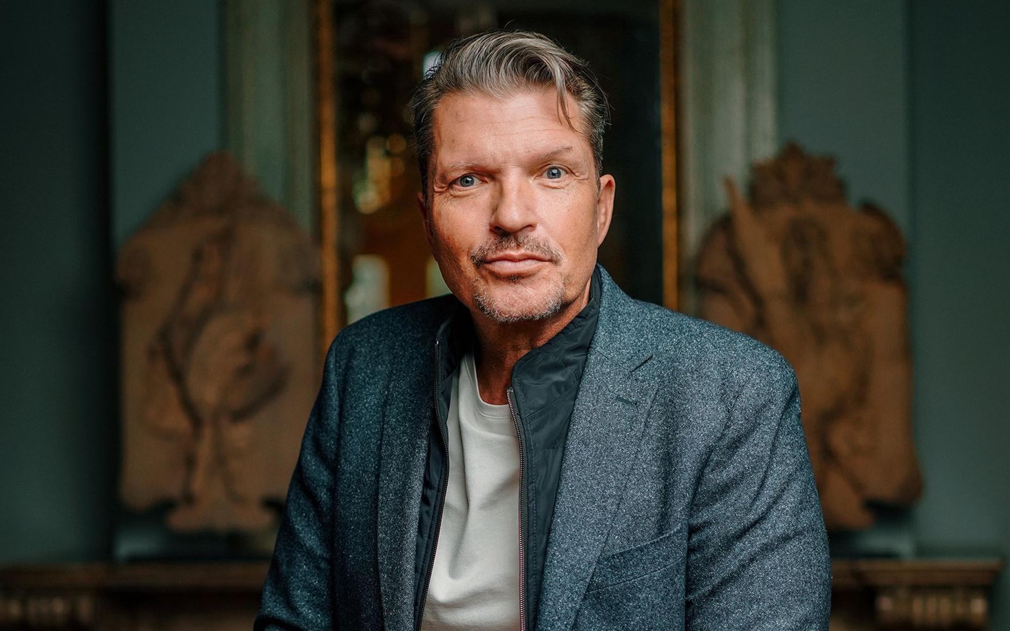 Er weiß nicht, wie ihm geschieht, aber Hardy wird mit acht Stimmen verbannt. Als er sich als Loyaler outet, ist das Wehgeschrei groß. (Bild: RTL/Stefan Gregorowius)