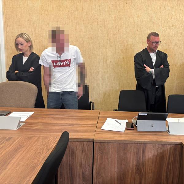 Zwei Männer stehen mit ihren Anwälten vor Gericht.