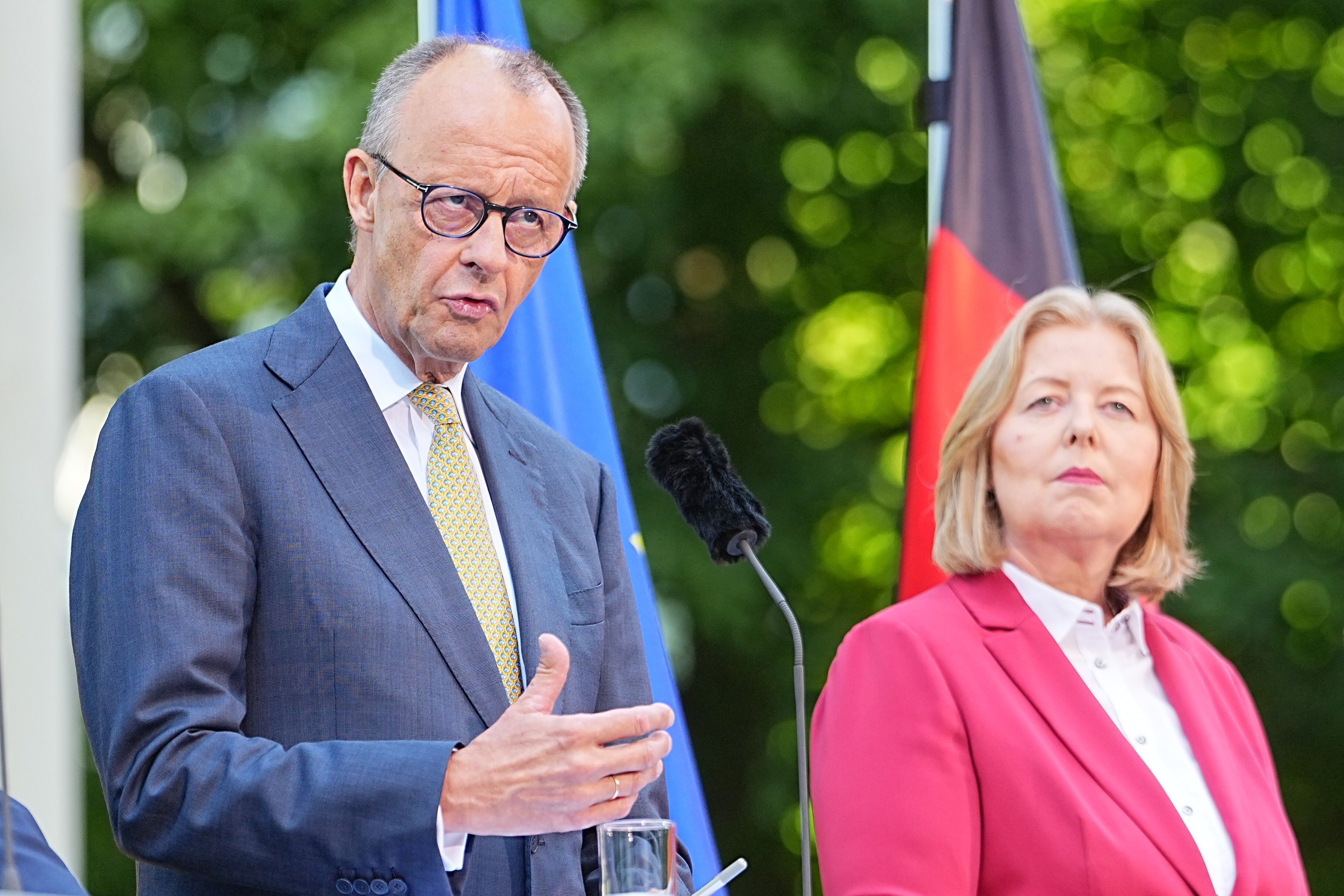 Bundeskanzler Friedrich Merz (CDU) und Bärbel Bas (SPD), Bundesministerin für Arbeit und Soziales, geben im Garten des Kanzleramtes eine Pressekonferenz nach der Sitzung des Koalitionsausschusses.
