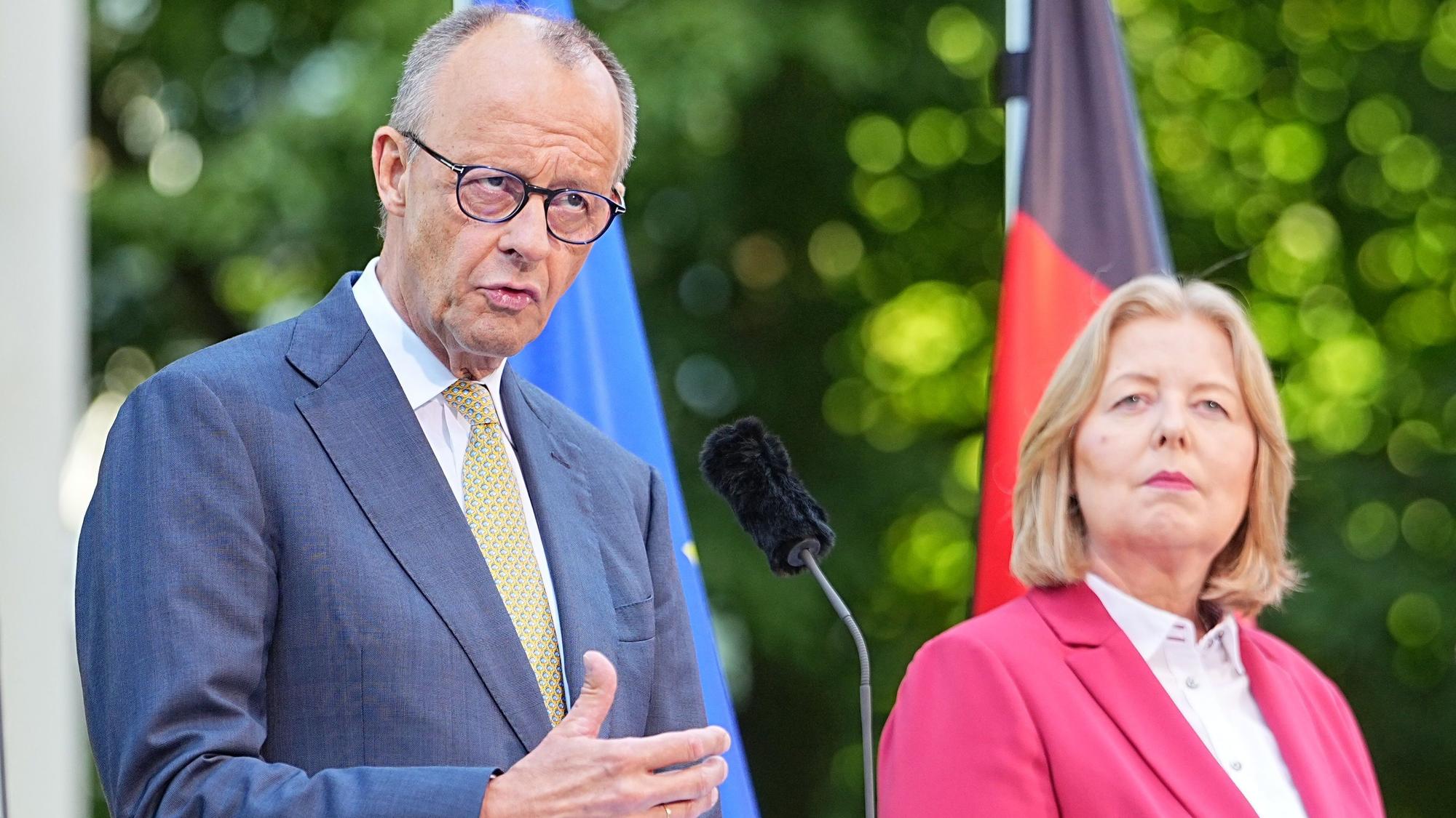 Bundeskanzler Friedrich Merz (CDU) und Bärbel Bas (SPD), Bundesministerin für Arbeit und Soziales, geben im Garten des Kanzleramtes eine Pressekonferenz nach der Sitzung des Koalitionsausschusses.
