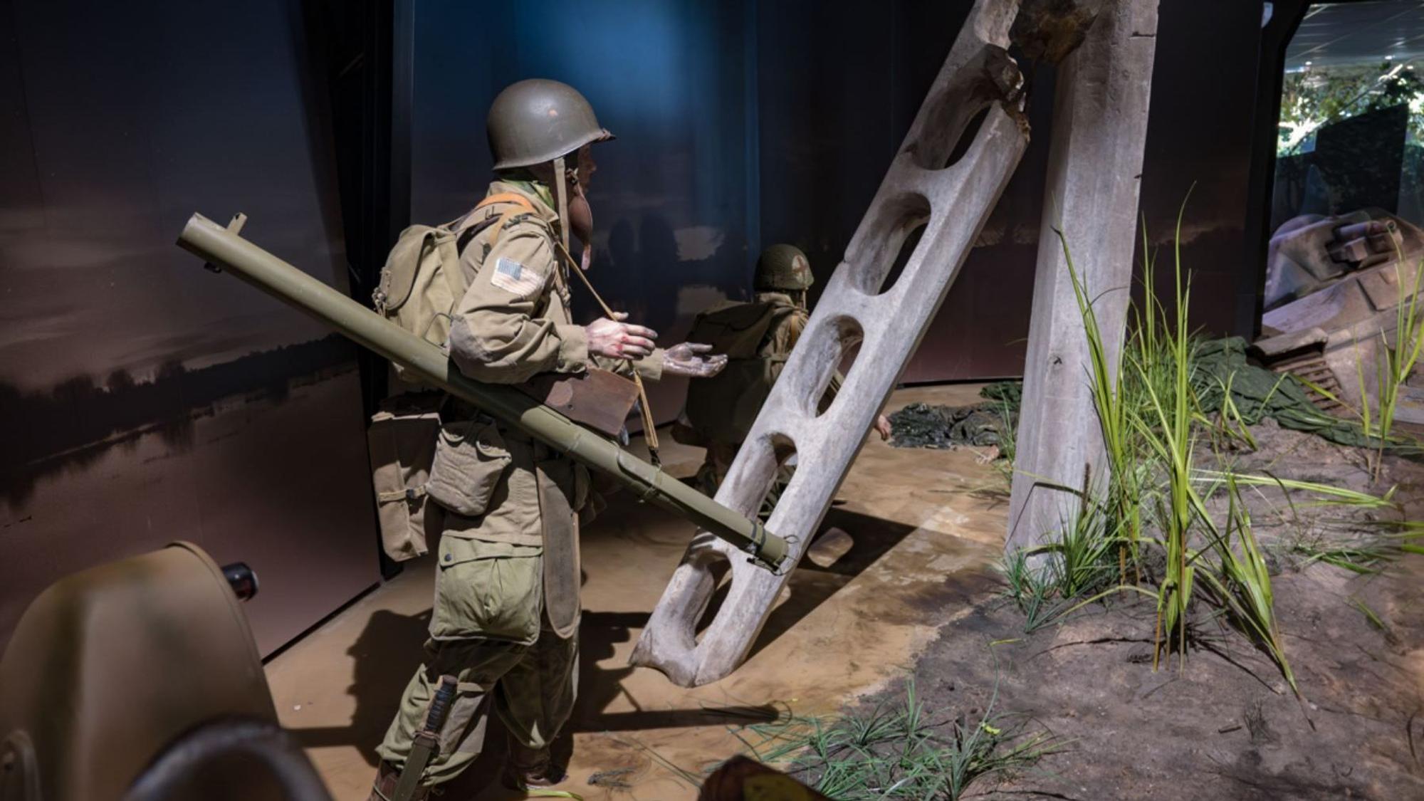 Das Bild zeigt die Nachstellung eines US-amerikanischen Soldaten mit einer Bazooka.