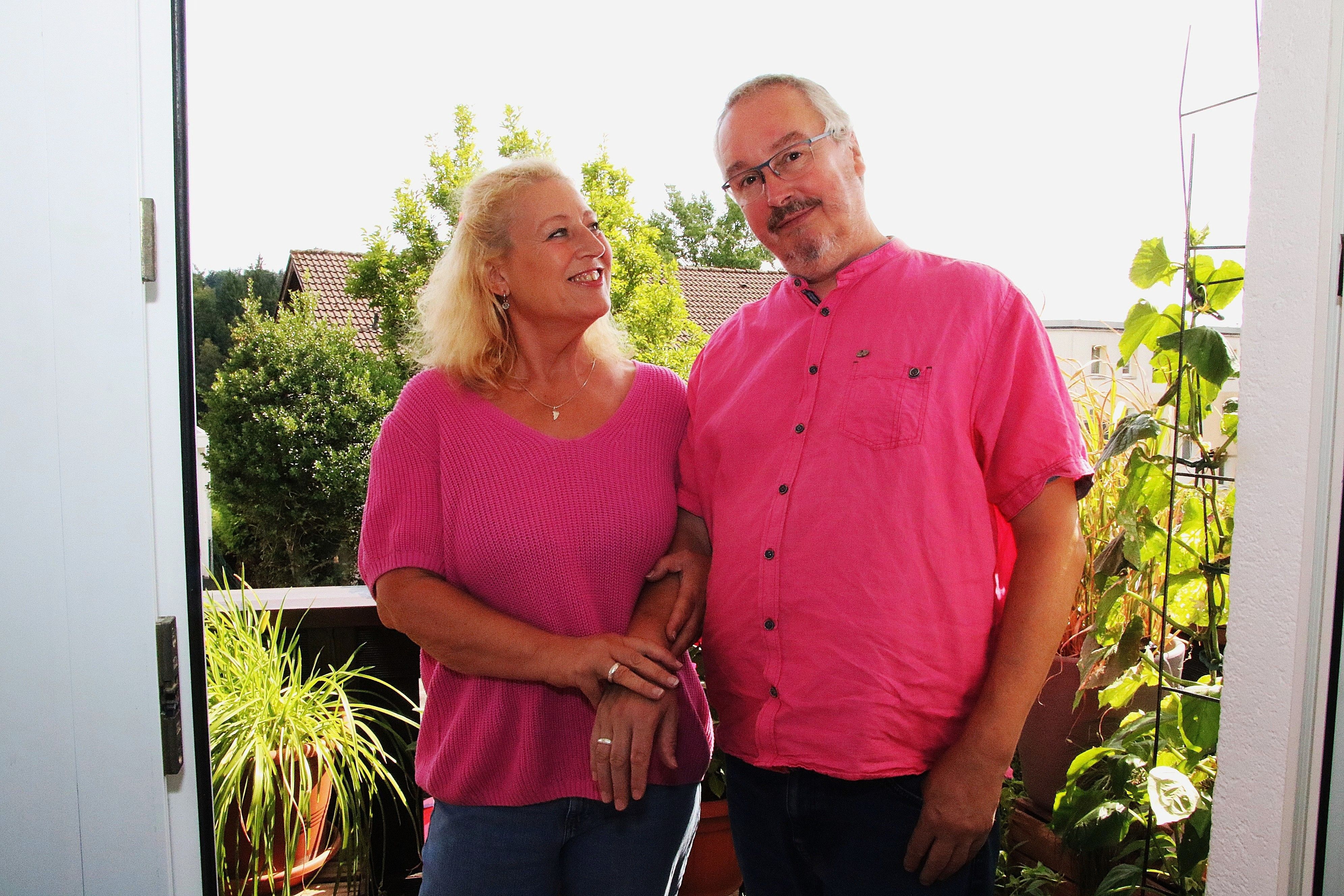 Ringe als Urlaubssouvenir haben Katja Weber und Alexander Gellesch mitgebracht.