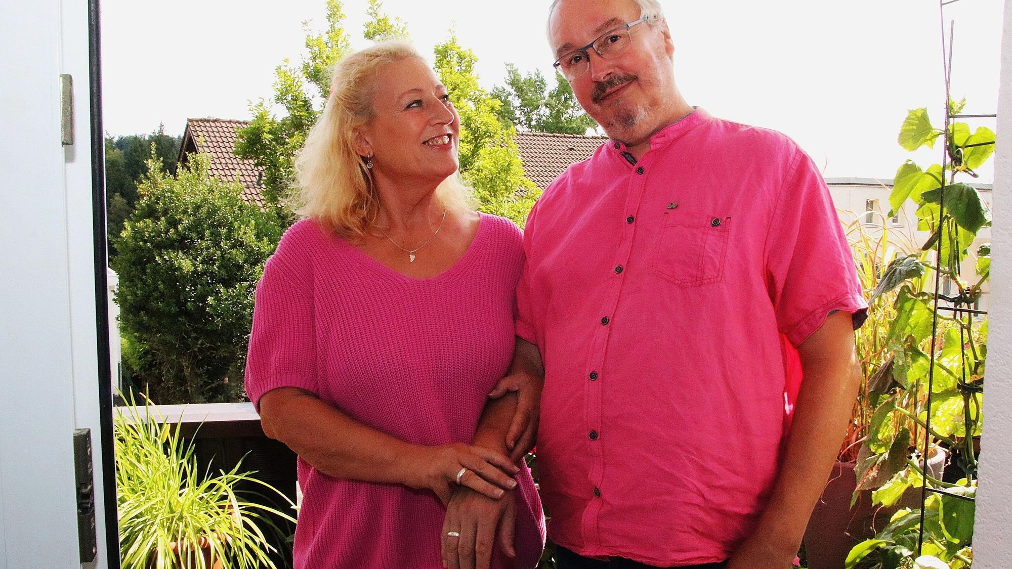 Ringe als Urlaubssouvenir haben Katja Weber und Alexander Gellesch mitgebracht.