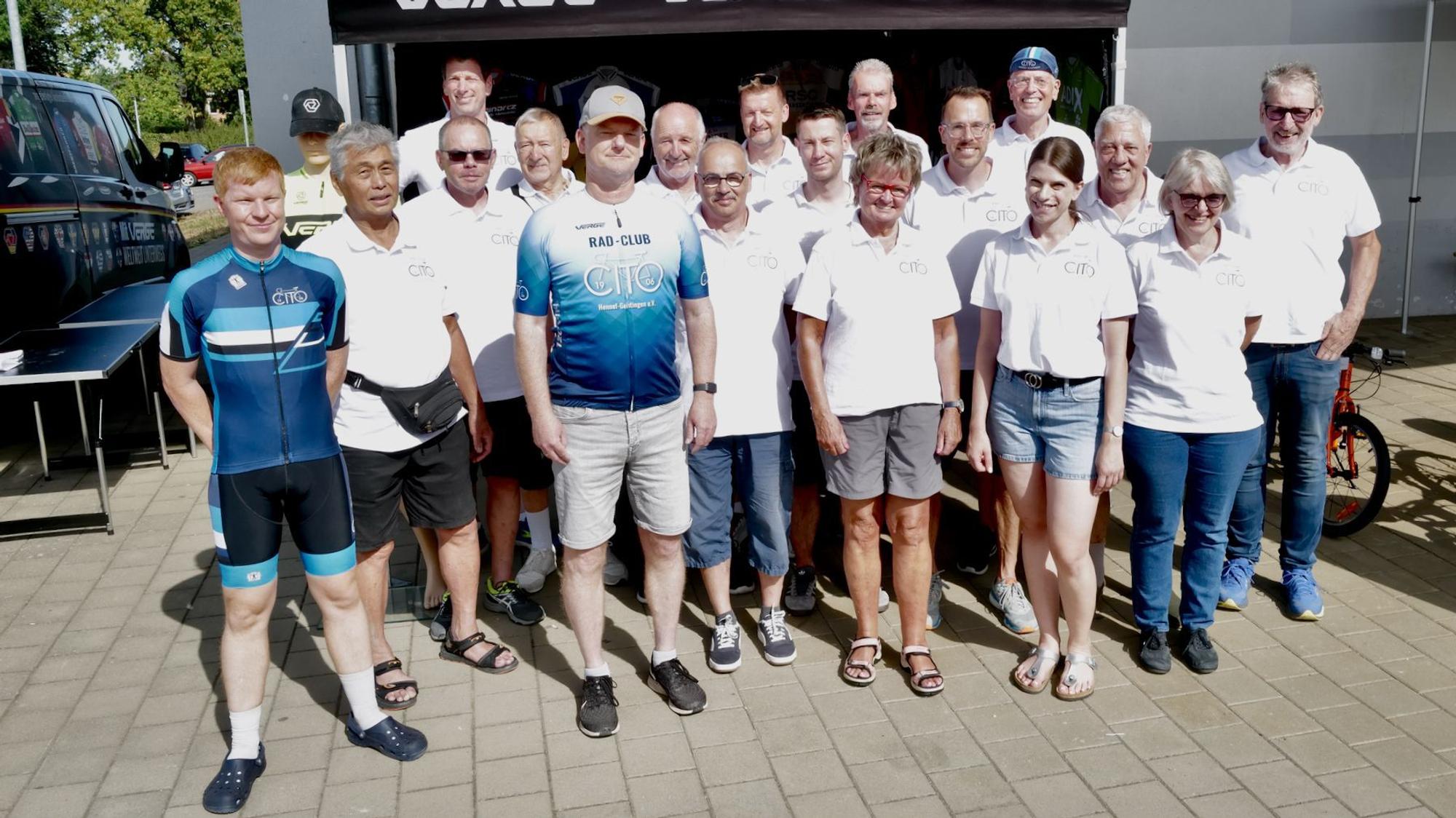 Ehrenamtliche des Radclubs Cito aus Hennef in ihren weißen Jubiläums-Shirts.