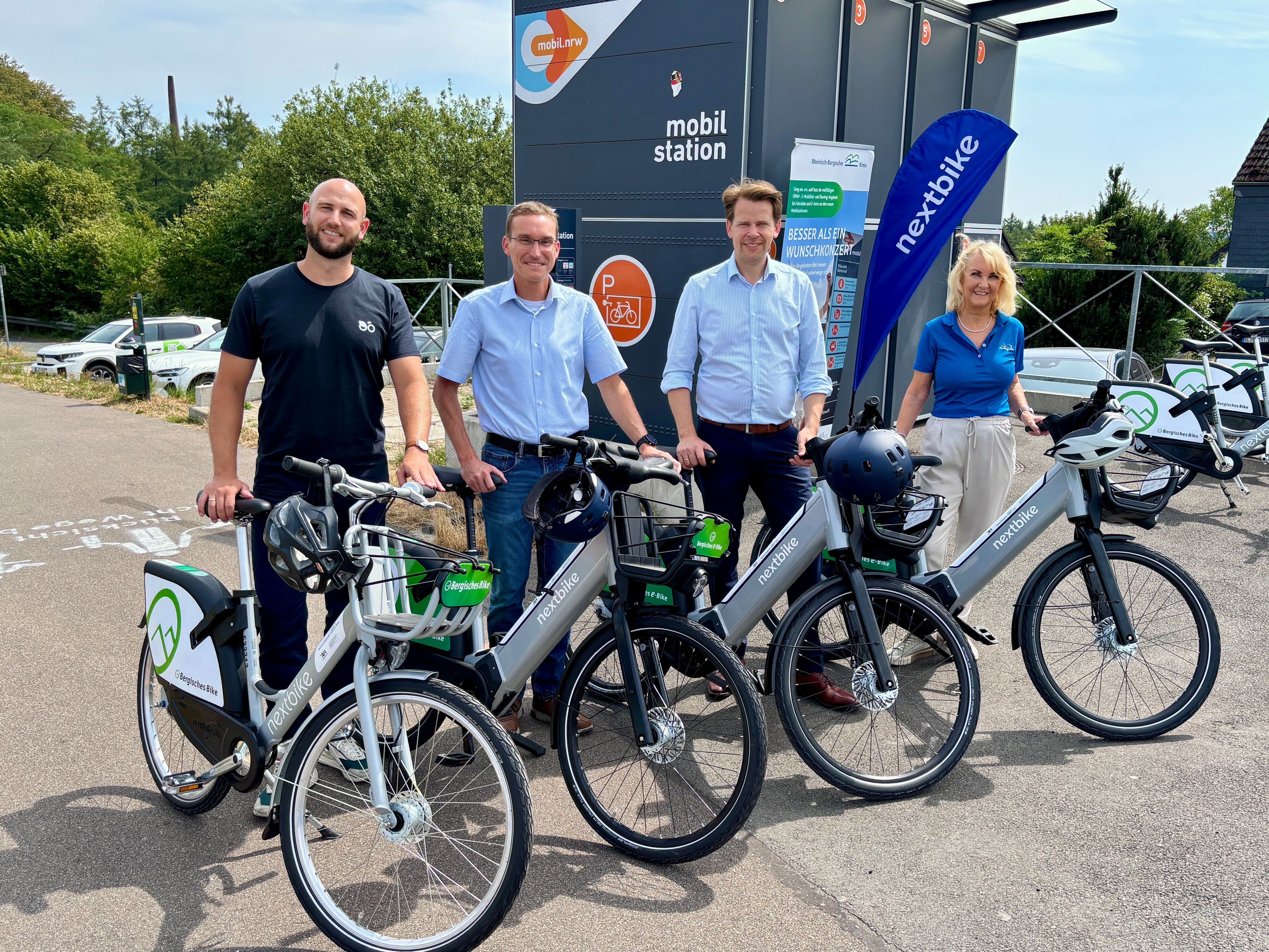 Jonas Löhr (Nextbike, v. l.), Dr. Marcel Frank (RVK), Landrat Arne von Boetticher und Gabi Wilhelm (Das Bergische) gaben den Startschuss für die neue Flotte von Bergischen E-Bikes.