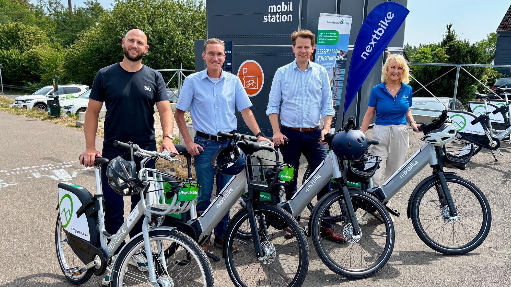 Jonas Löhr (Nextbike, v. l.), Dr. Marcel Frank (RVK), Landrat Arne von Boetticher und Gabi Wilhelm (Das Bergische) gaben den Startschuss für die neue Flotte von Bergischen E-Bikes.