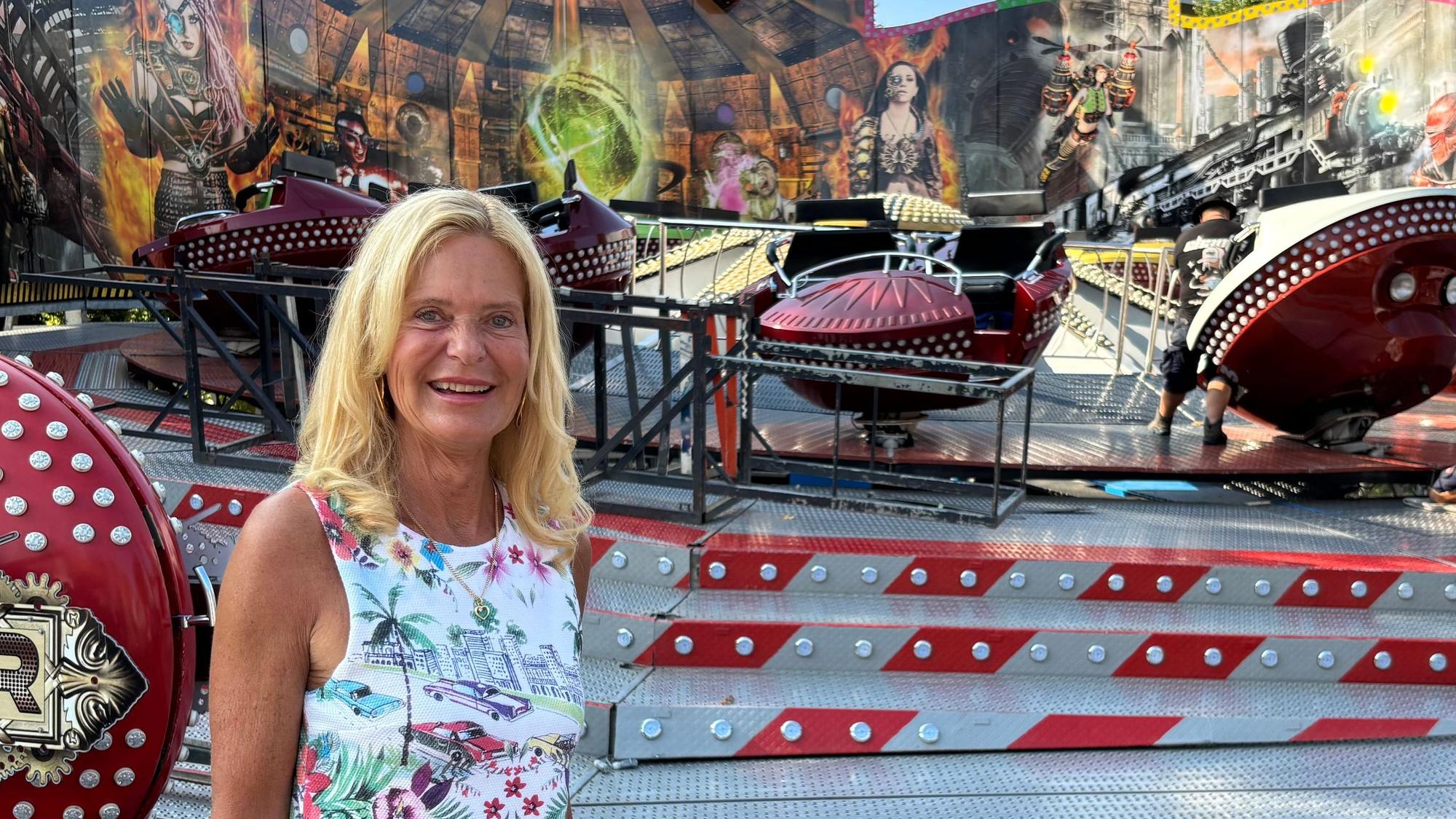 Ute Unrau steht vor einem Fahrgeschäft auf der Bergisch Gladbacher Laurentiuskirmes 2026.