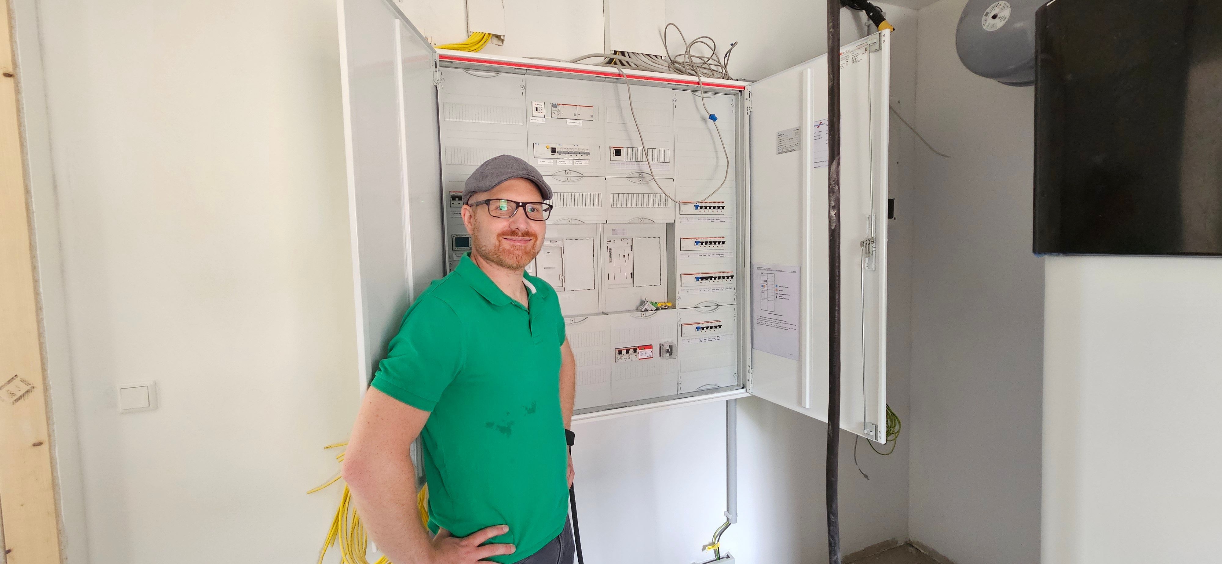Das Bild zeigt Lars Ollig am Stromkasten seines Hauses.