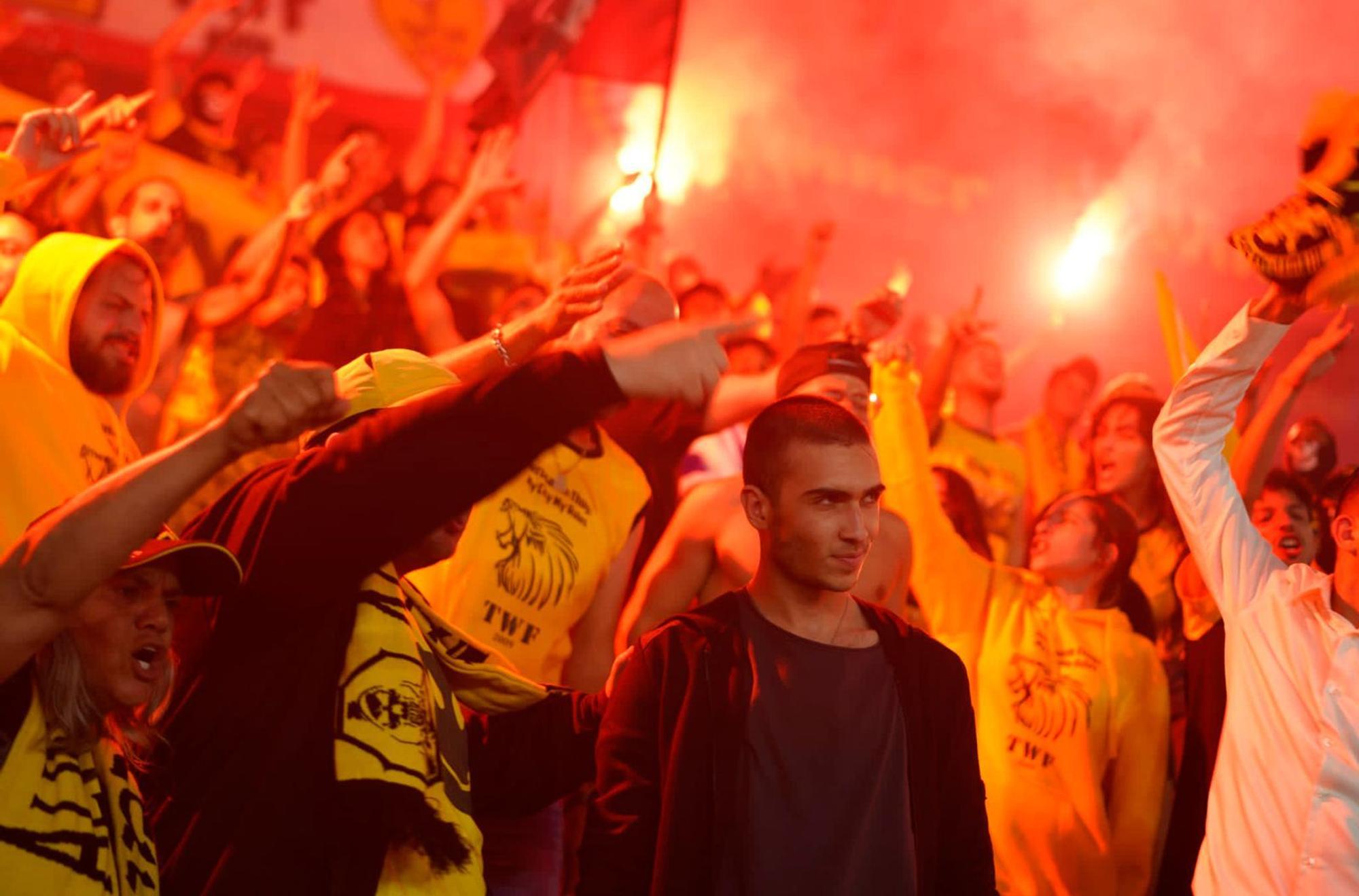 Meni (Ben Sultan) soll als Undercover-Agent aus einer Gruppe krimineller Hooligans berichten. Fußball und Fußballfans waren bisher nie sein Ding.
(Bild: SWR/Artza Productions)