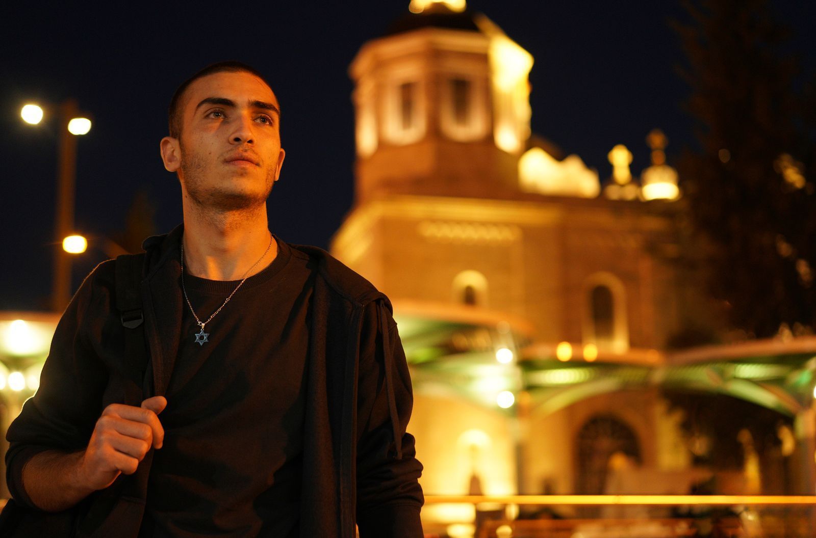 Meni Azulai (Ben Sultan) drifet ziellos durch sein Leben, als er am Stadion erstmals mit der Hooligan-Szene von Jerusalem in Berührung kommt.  (Bild: SWR/Artza Productions)