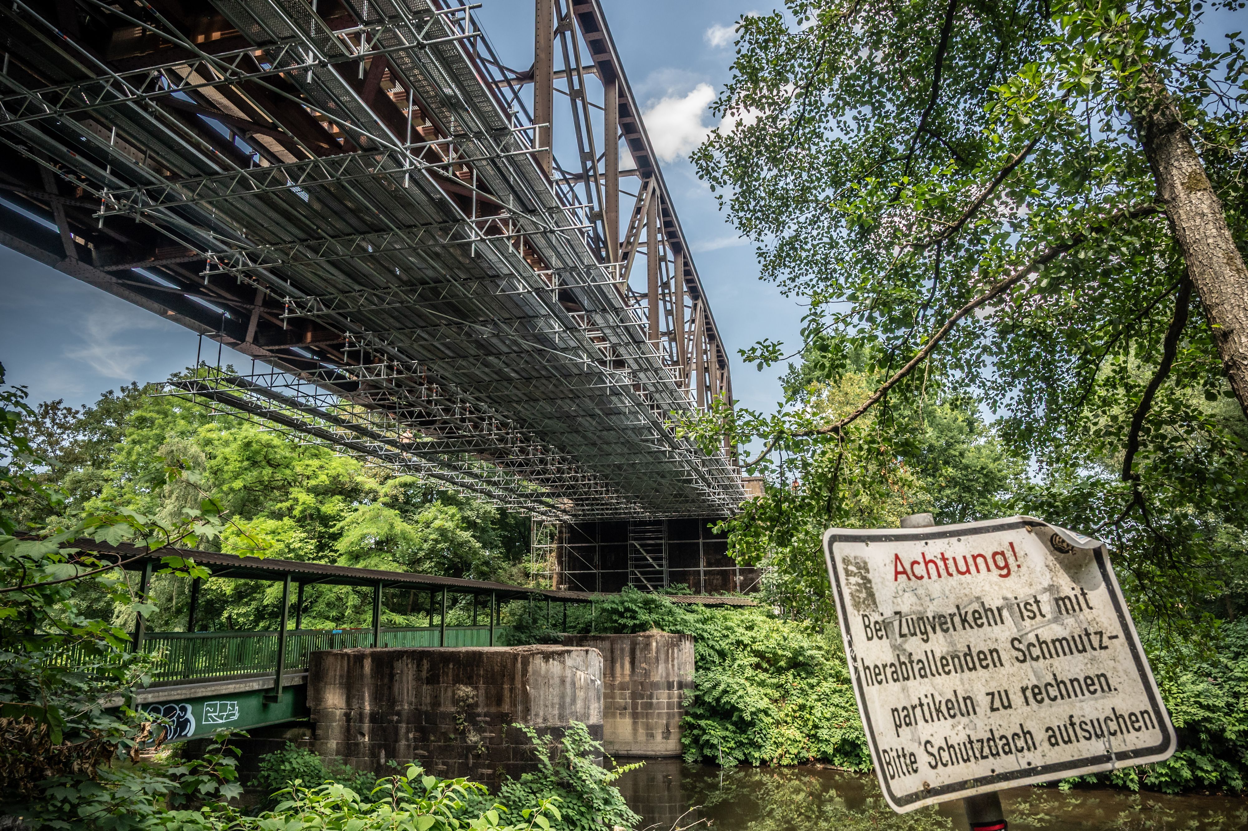 Durch die Schäden an der Wupperbrücke bei Opladen können auf der Strecke Köln-Hagen während der Sperrung zwischen Köln-Mülheim und Düsseldorf weniger Züge umgeleitet werden.