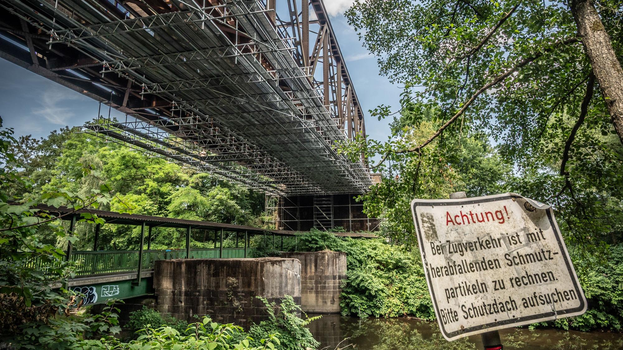 Durch die Schäden an der Wupperbrücke bei Opladen können auf der Strecke Köln-Hagen während der Sperrung zwischen Köln-Mülheim und Düsseldorf weniger Züge umgeleitet werden.