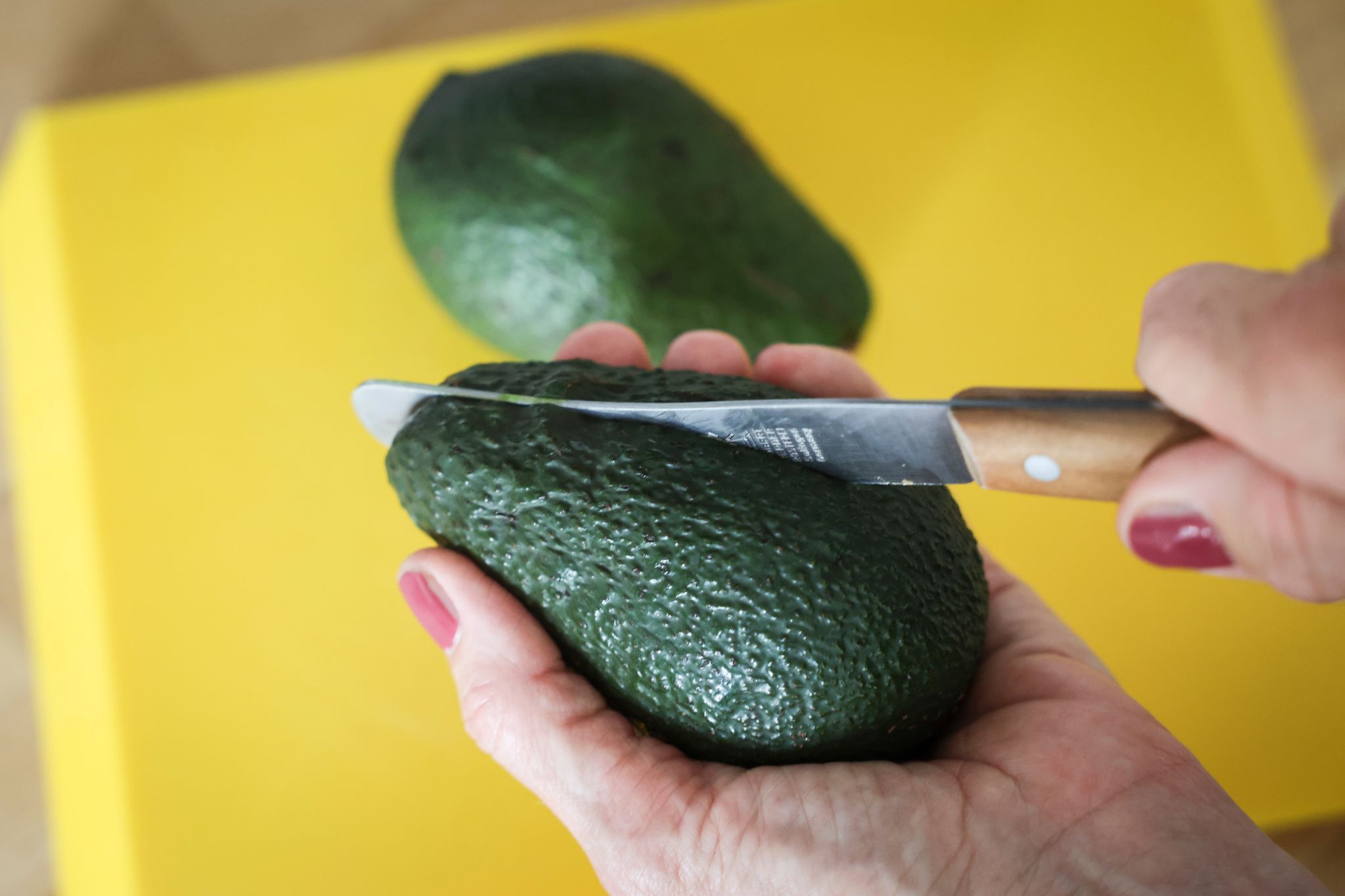 Verletzungen beim Schneiden von Avocado