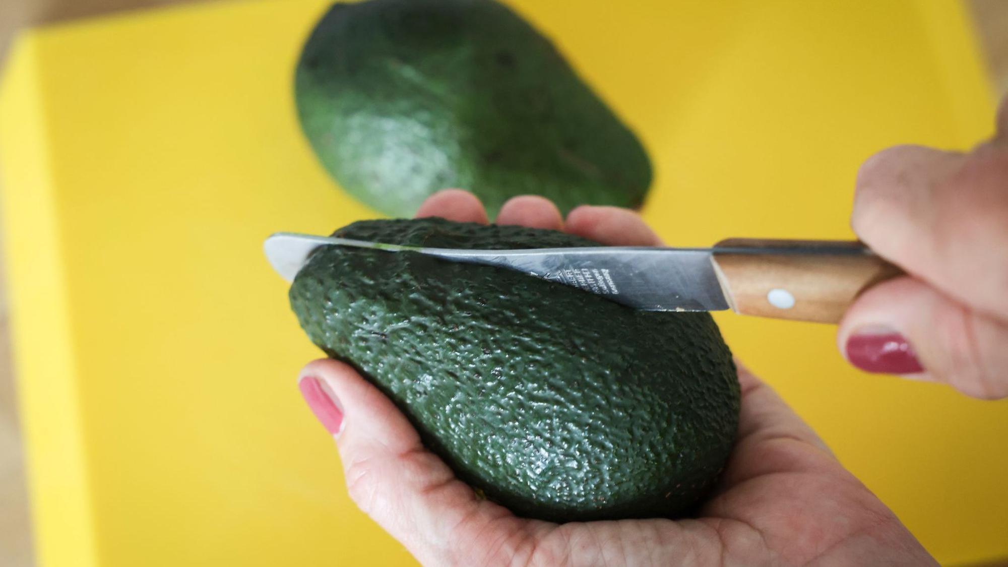 Verletzungen beim Schneiden von Avocado
