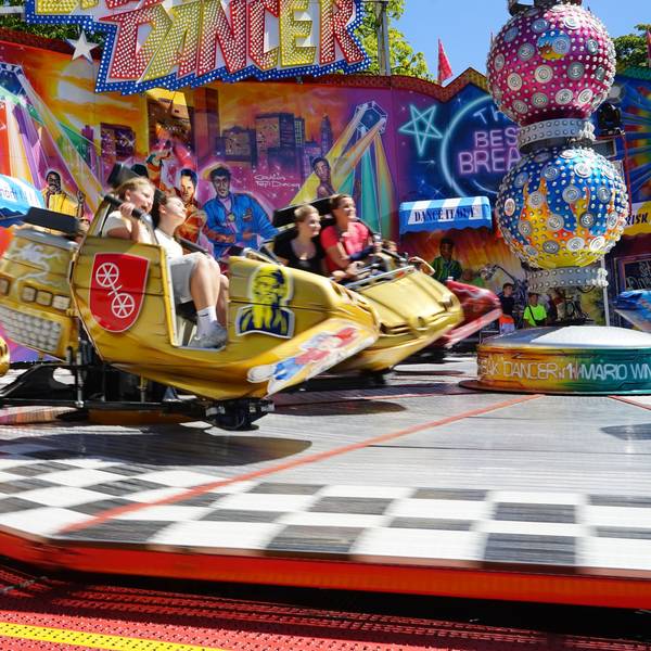 Mit 80 Stundenkilometern wirbeln Kirmesbesucher auf dem „Break-Dancer“ im Kreis.