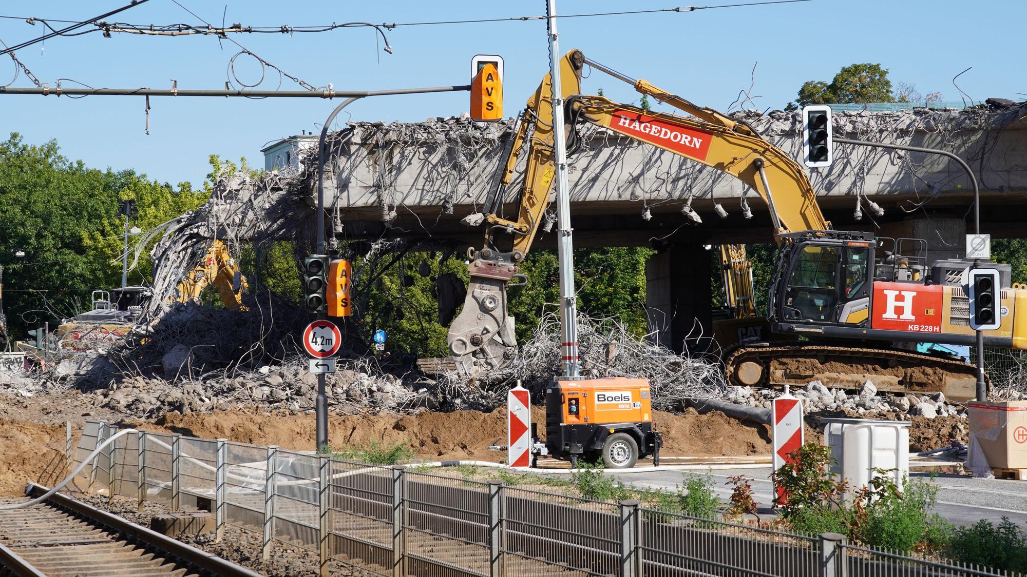 Die Abrissarbeiten für die linksrheinische Vorlandbrücke haben am zweiten Augustwochenende begonnen.