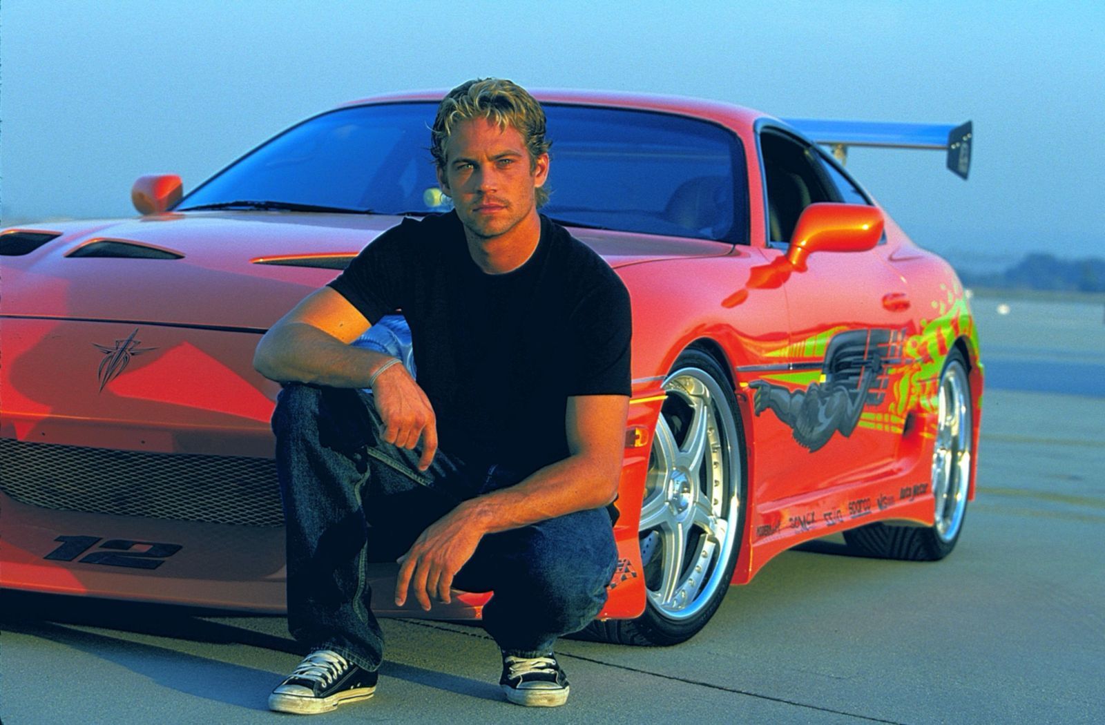 Hin und her gerissen zwischen seiner Leidenschaft für schnelle Autos, illegale Rennen und seinem Job als Cop: Brian (Paul Walker) steht vor der härtesten Entscheidung seines Lebens. (Bild:  2001 Universal Studios. All Rights Reserved.)