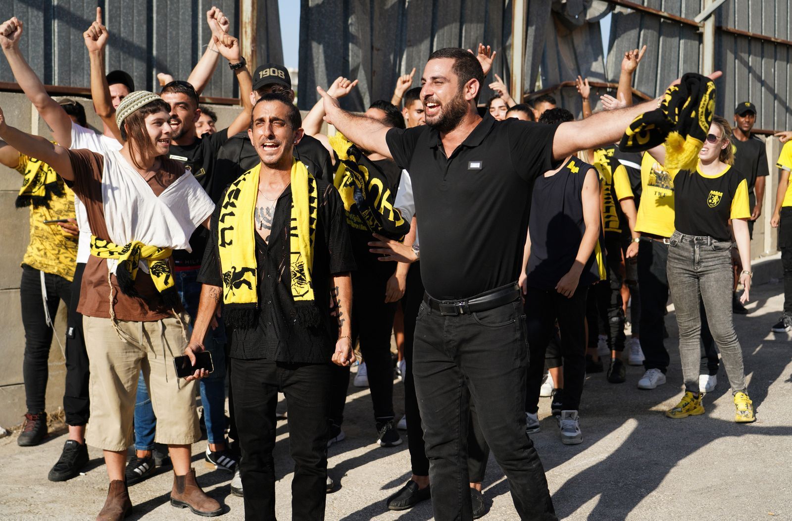 Beim Auswärtsspiel wird ihnen der Zugang zum Stadion verweigert: Yaakov (Ilay Elmakys, vorne links), Liran (David Shaul) und Anführer Ovad (Sean Softi, rechts) haben dennoch gute Laune. (Bild: SWR/Artza Productions)