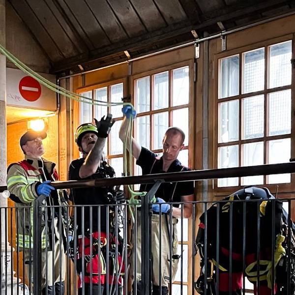 Die Feuerwehr war am Montag am Kölner Dom im Einsatz – bei einer Höhenrettung.