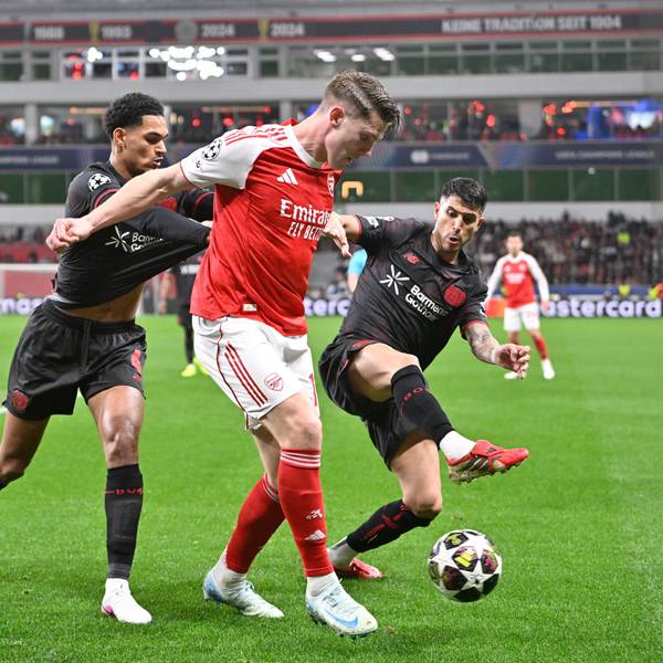 Fußball, Männer: Champions League, Bayer Leverkusen - FC Arsenal, K.o.-Runde, Achtelfinale, Hinspiele, BayArena, Jarell Quansah (Bayer Leverkusen), Viktor Gyökeres (FC Arsenal) und Exequiel Palacios (Bayer Leverkusen) (l-r) kämpfen um den Ball. +++ dpa-Bildfunk +++