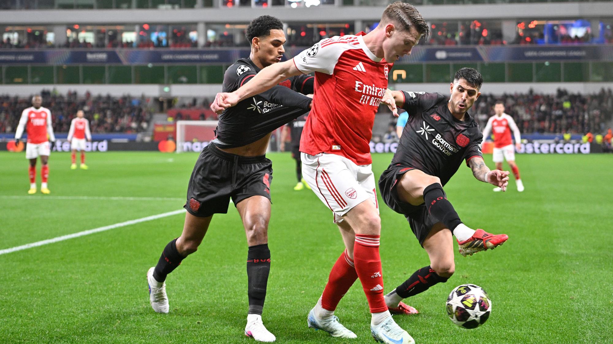 Fußball, Männer: Champions League, Bayer Leverkusen - FC Arsenal, K.o.-Runde, Achtelfinale, Hinspiele, BayArena, Jarell Quansah (Bayer Leverkusen), Viktor Gyökeres (FC Arsenal) und Exequiel Palacios (Bayer Leverkusen) (l-r) kämpfen um den Ball. +++ dpa-Bildfunk +++
